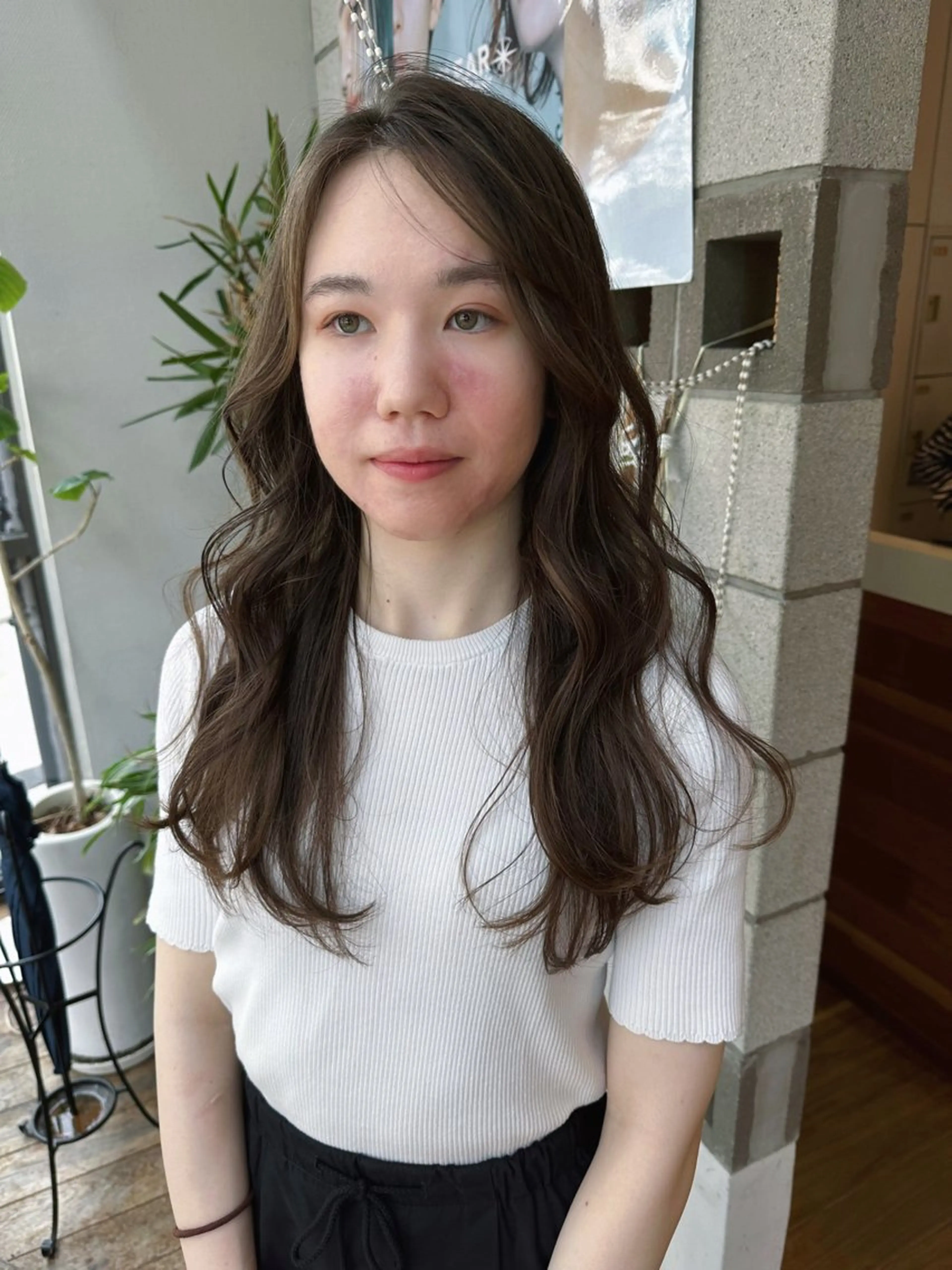 ロング カラー ベージュカラー オリーブベージュ 顔まわりレイヤー レイヤーカット 塩澤 榛奈のヘアスタイル