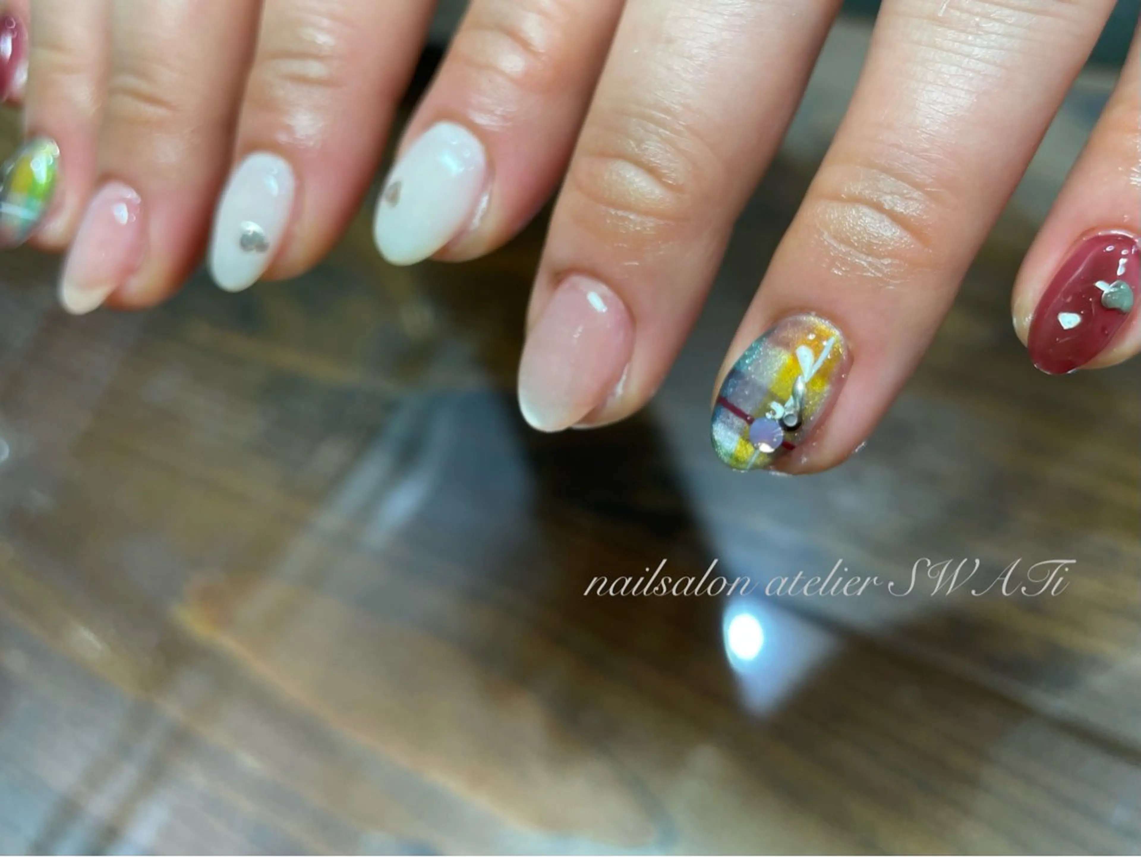 ネイル ストーンネイル ハンドネイル ヘアーサロン大野所属・nailsalon SWATiのネイルデザイン