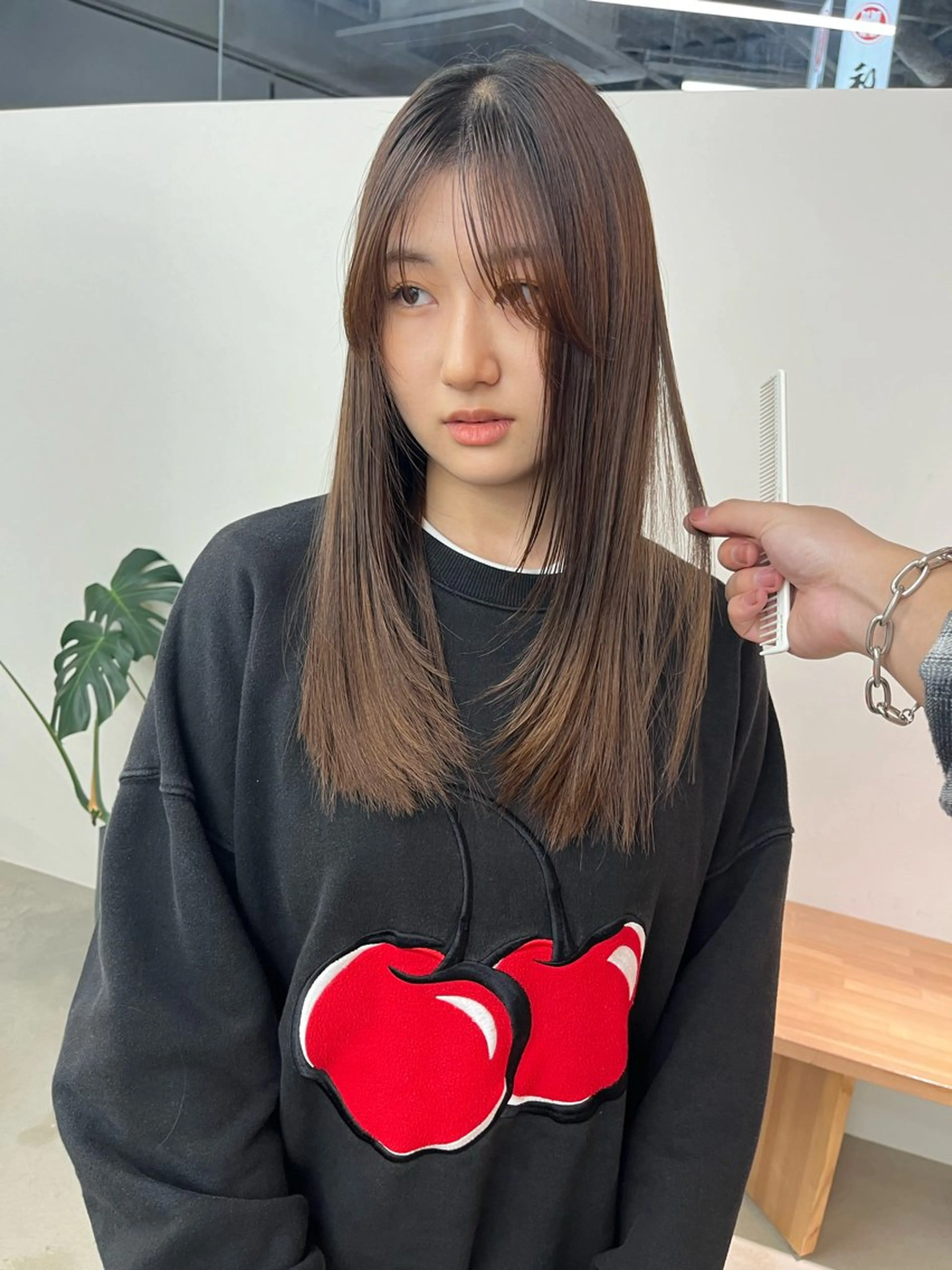 ロング 顔まわりレイヤー 顔周りカット レイヤーカット ロング vince gio所属・小田 輝太郎/ブリーチのヘアスタイル