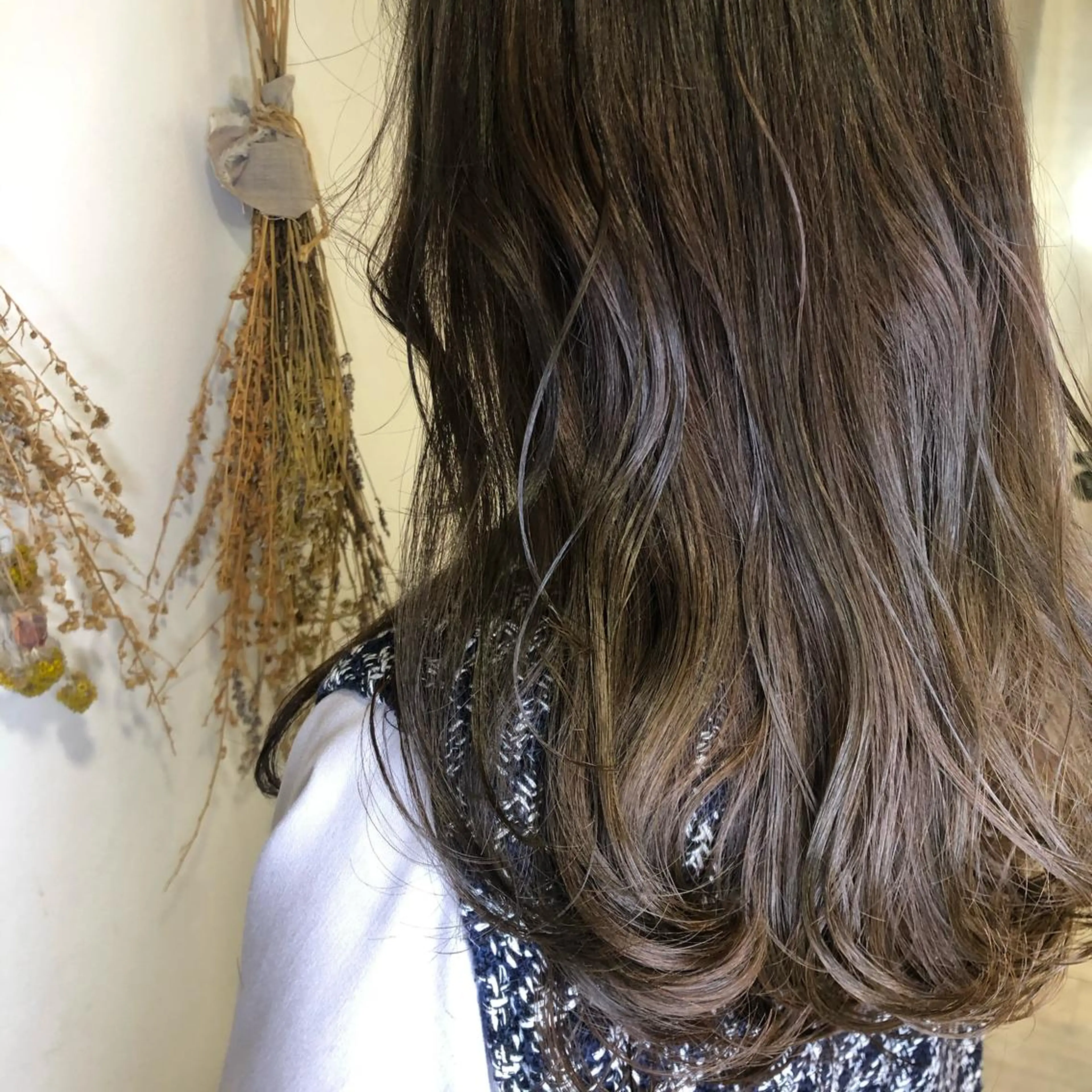 セミロング カラー アッシュ ベージュカラー グレージュ トリートメント 松佐 ゆかりのヘアスタイル