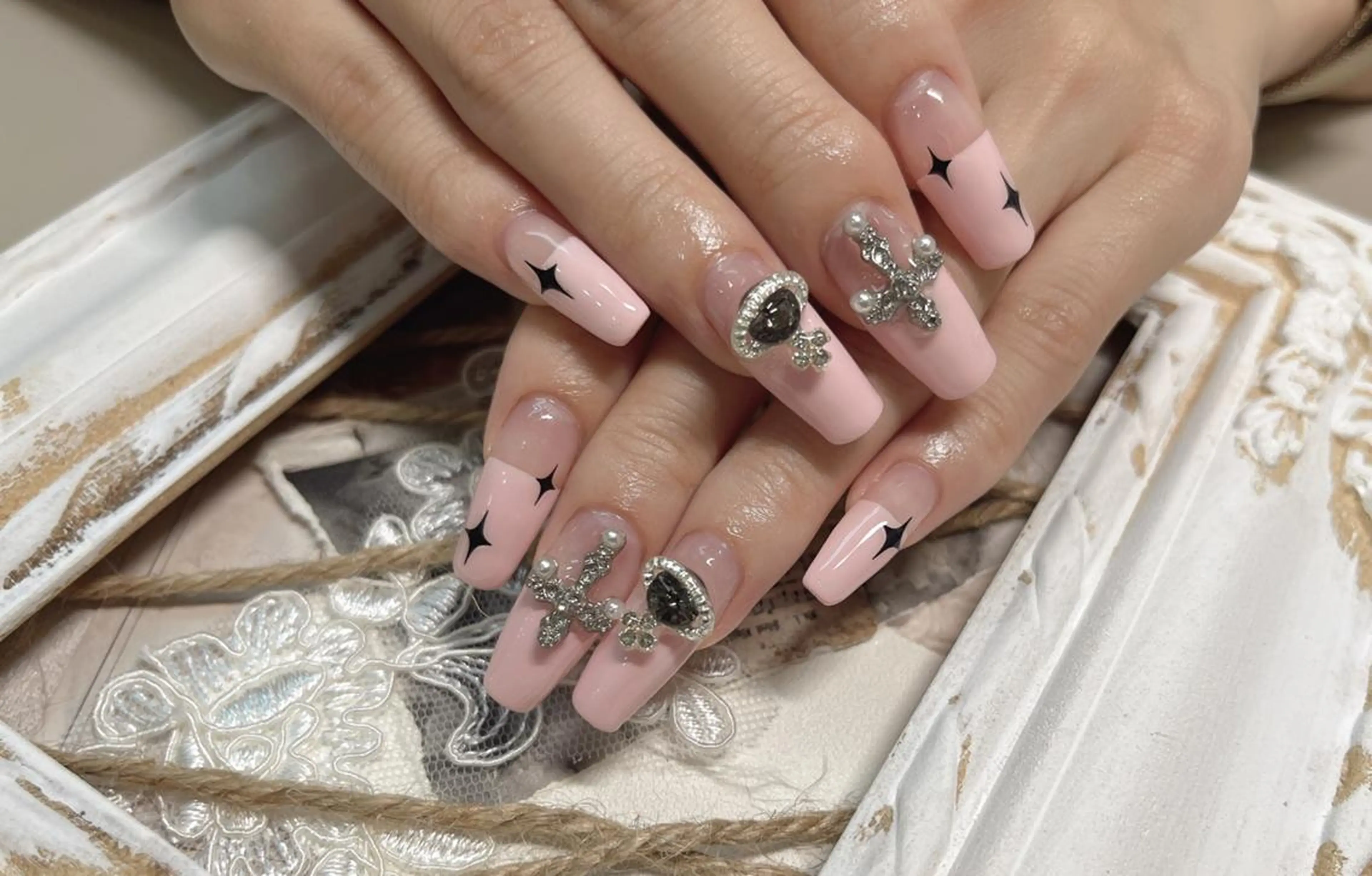 ネイル フットネイル フレンチネイル ガラスフレンチ 韓国ネイル マグネットネイル AB マツエクネイルサロンのネイルデザイン