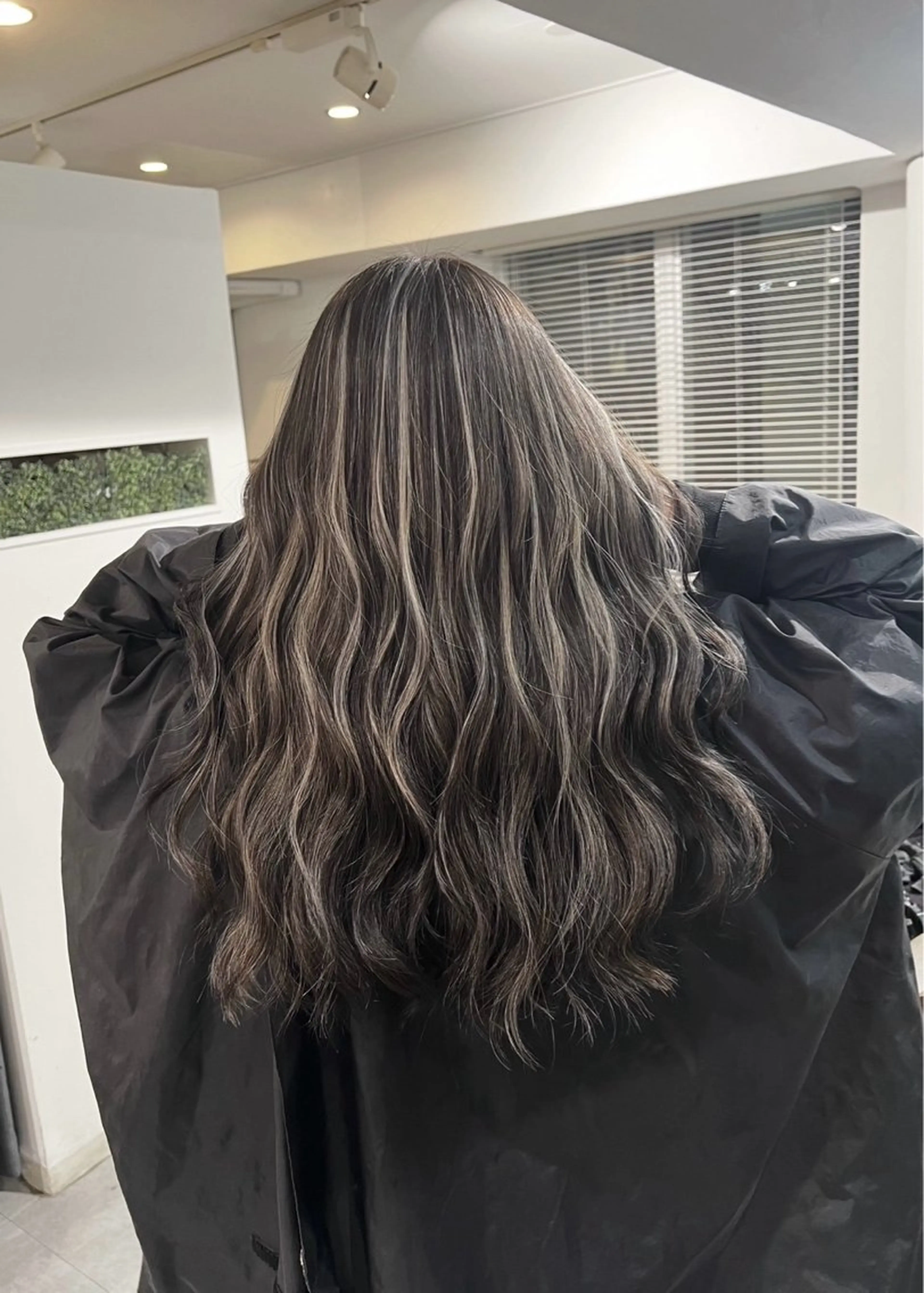 ロング カラー ダークグレー ダークグレージュ グレージュ ハイライトカラー ハイライト ヘアカラー トリートメント ROBIN所属・指名数No.1 /NAOYAのヘアスタイル