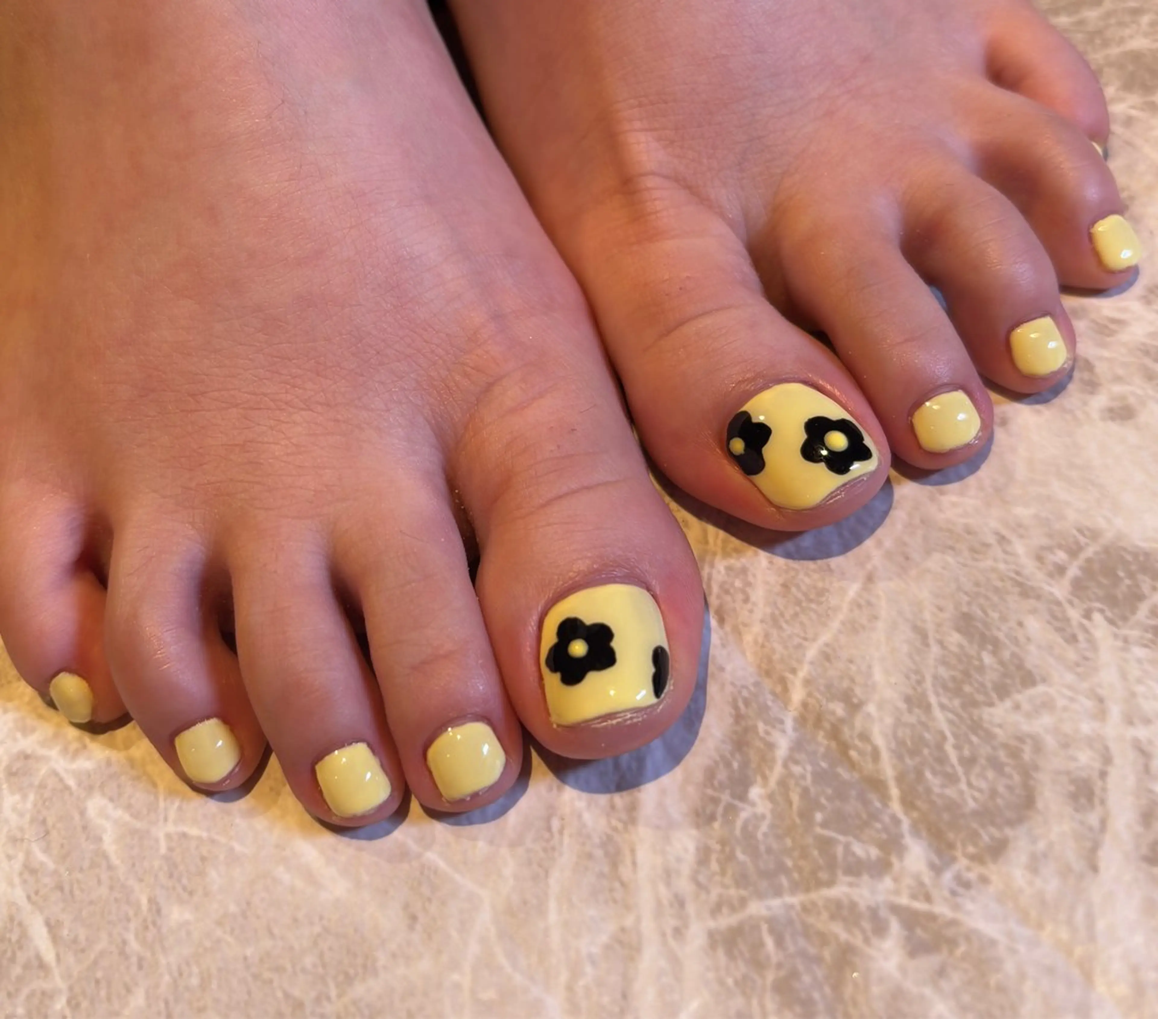 ネイル 黄色 黒島 朱夏のネイルデザイン