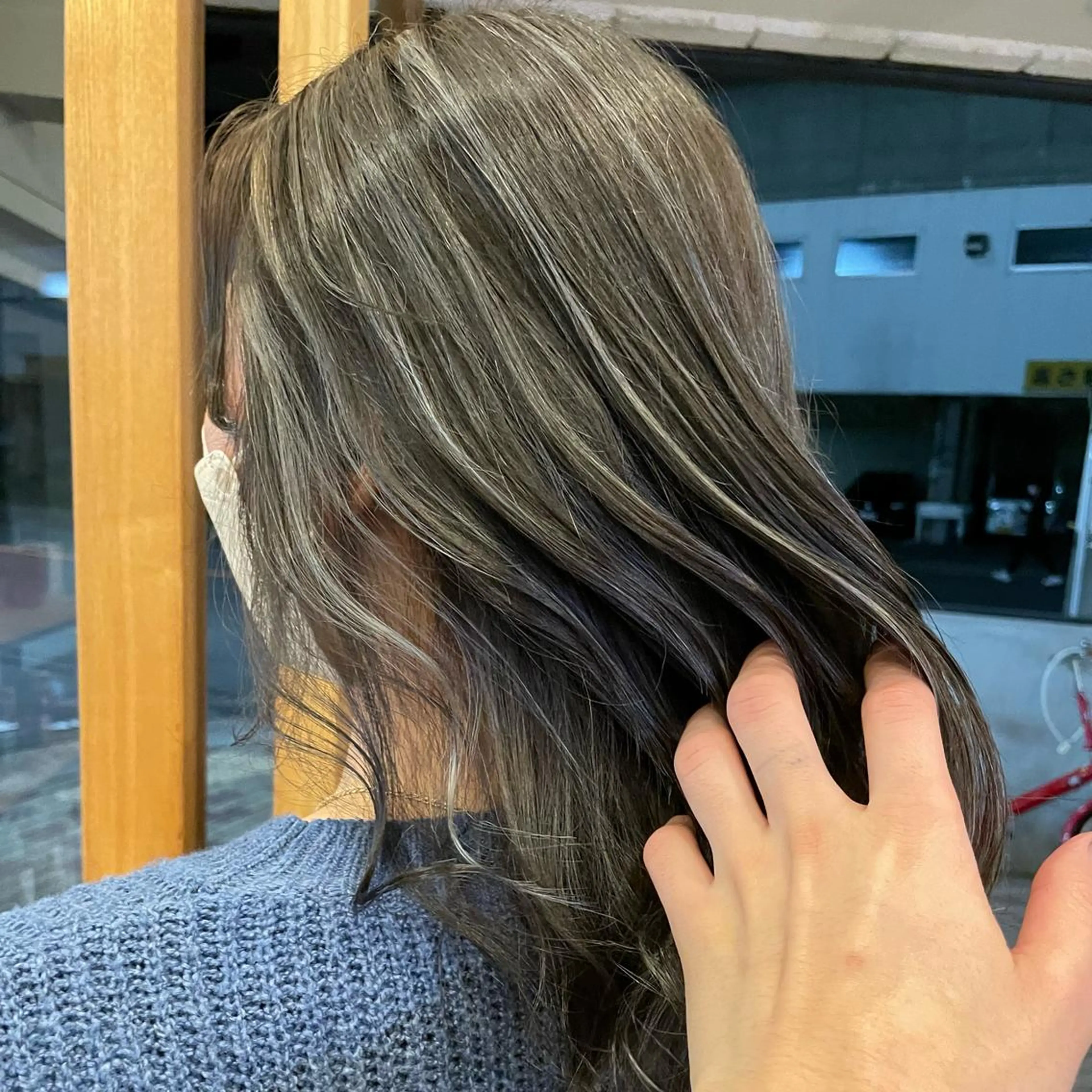 セミロング カラー ヘアアレンジ グレージュ ハイライトカラー ハイライト 🎗秋山勇/ GEAR.代表のヘアスタイル