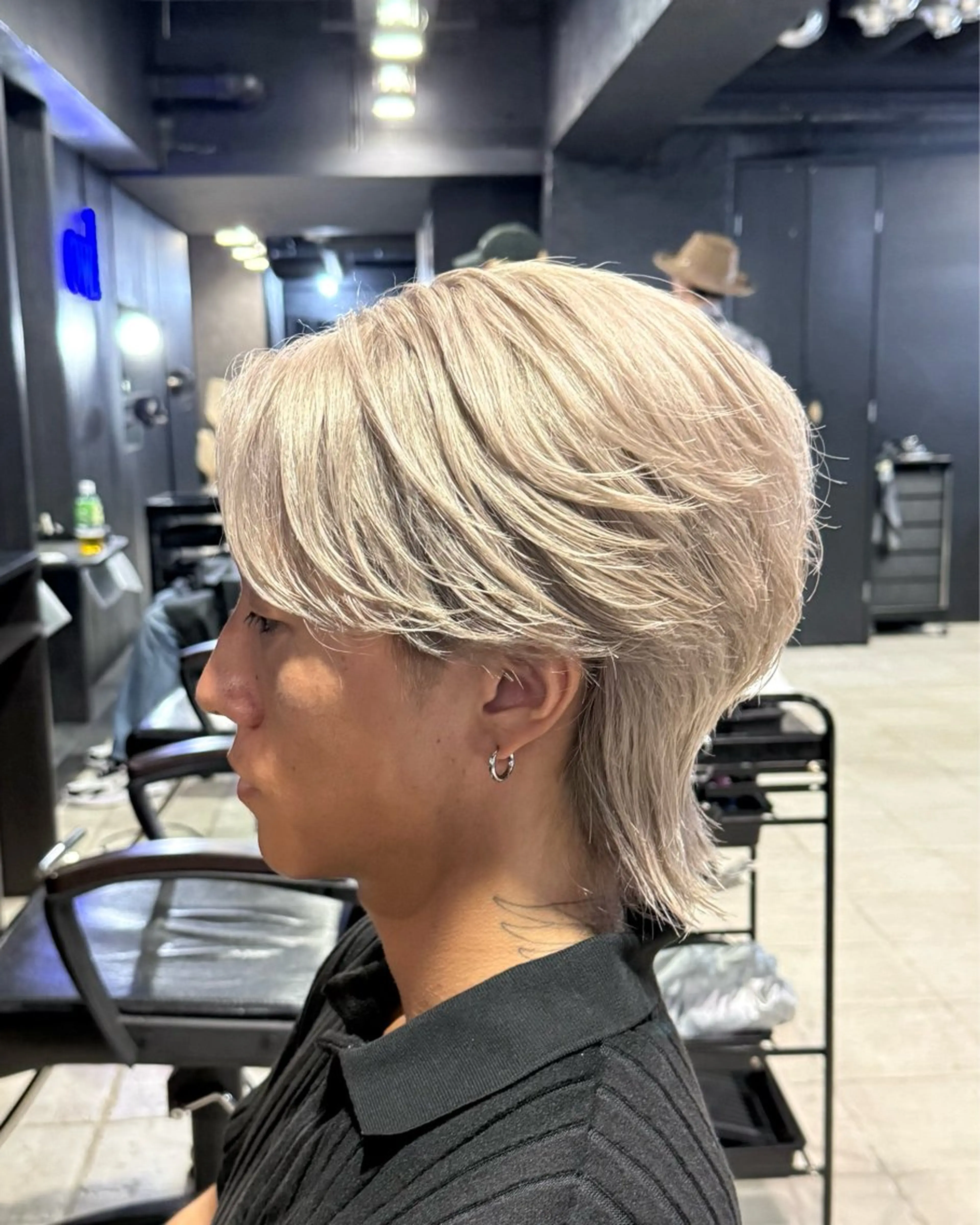 ミディアム カラー メンズ メンズブリーチ センターパート メンズウルフカット ベージュカラー ブリーチ カット ヘアカラー 難波/メンズウルフ・ フェザーパーマ鶴田文のヘアスタイル