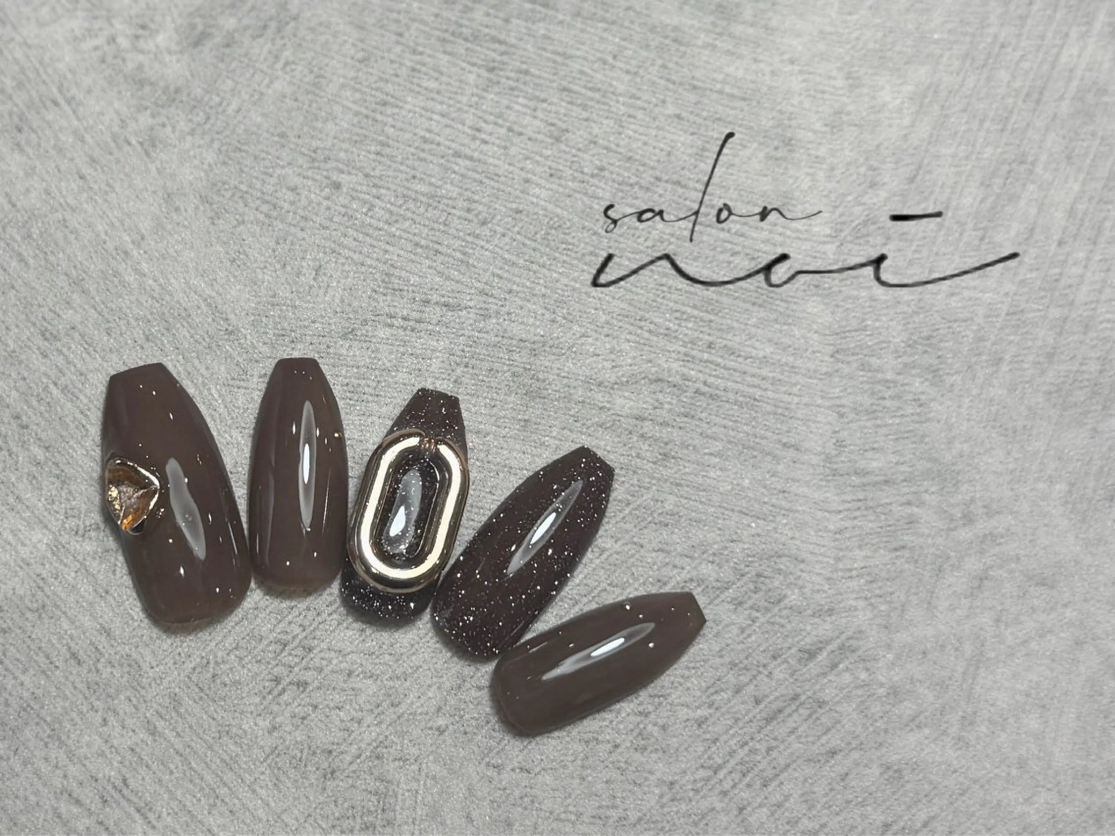 ネイル ブラウン ゴールド ハンドネイル salon noi所属・salon noiのネイルデザイン