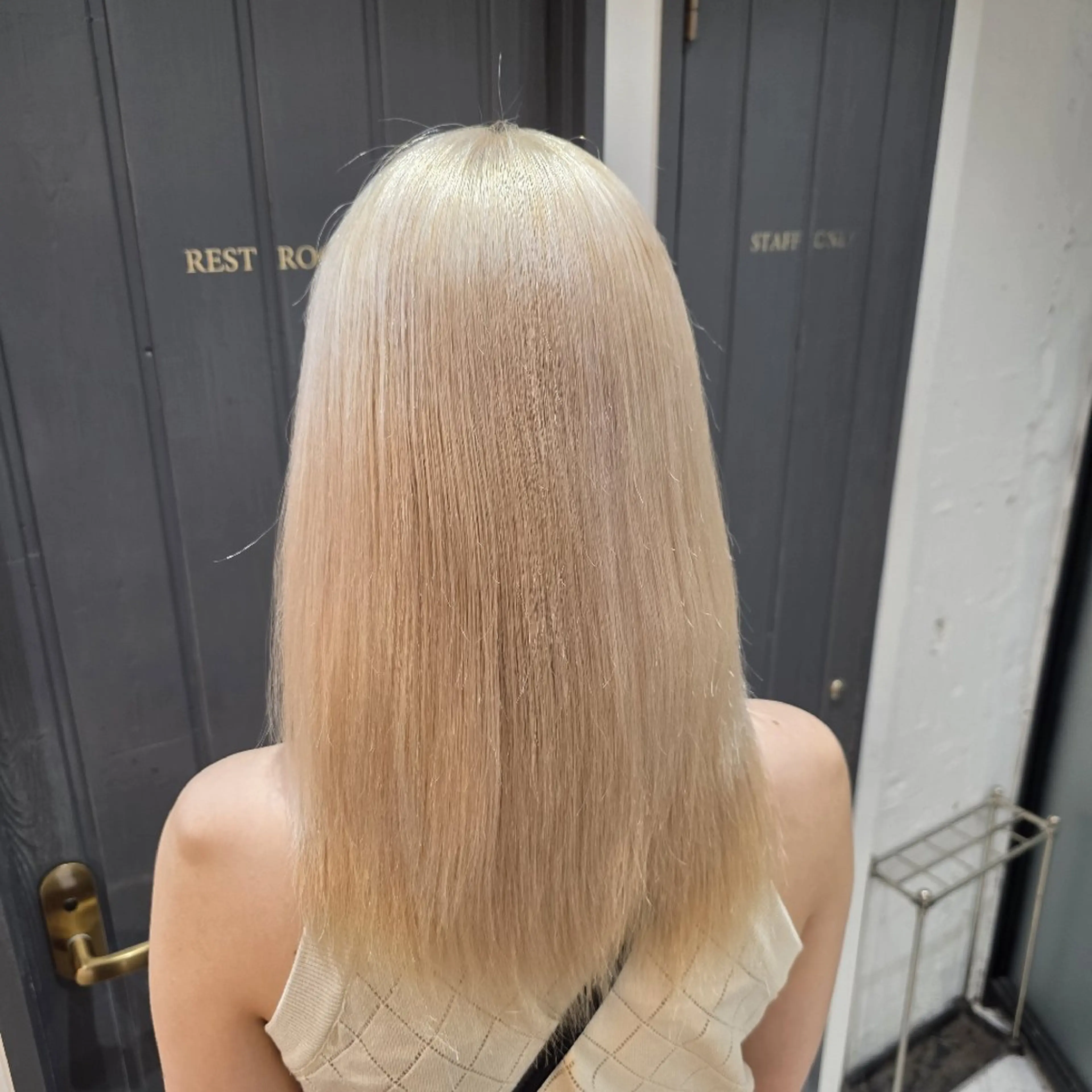 ロング カラー ブロンド ヘアカラー トリートメント ヘアセット ハイトーン/フェザー パーマ/りゅうのヘアスタイル