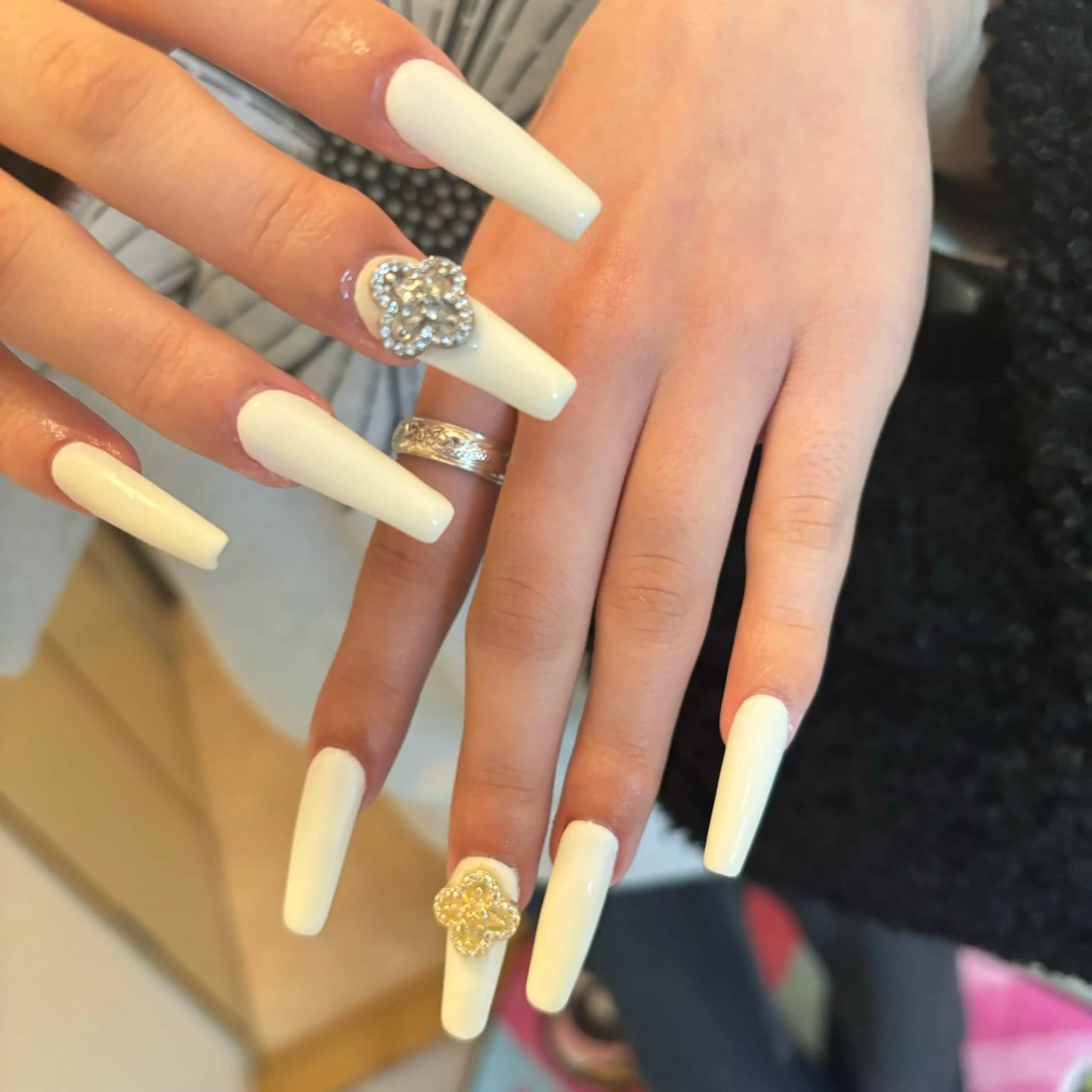 ネイル スカルプネイル ホワイト ハンドネイル RE💟N.NAIL ラテン系お姉さんのネイルデザイン