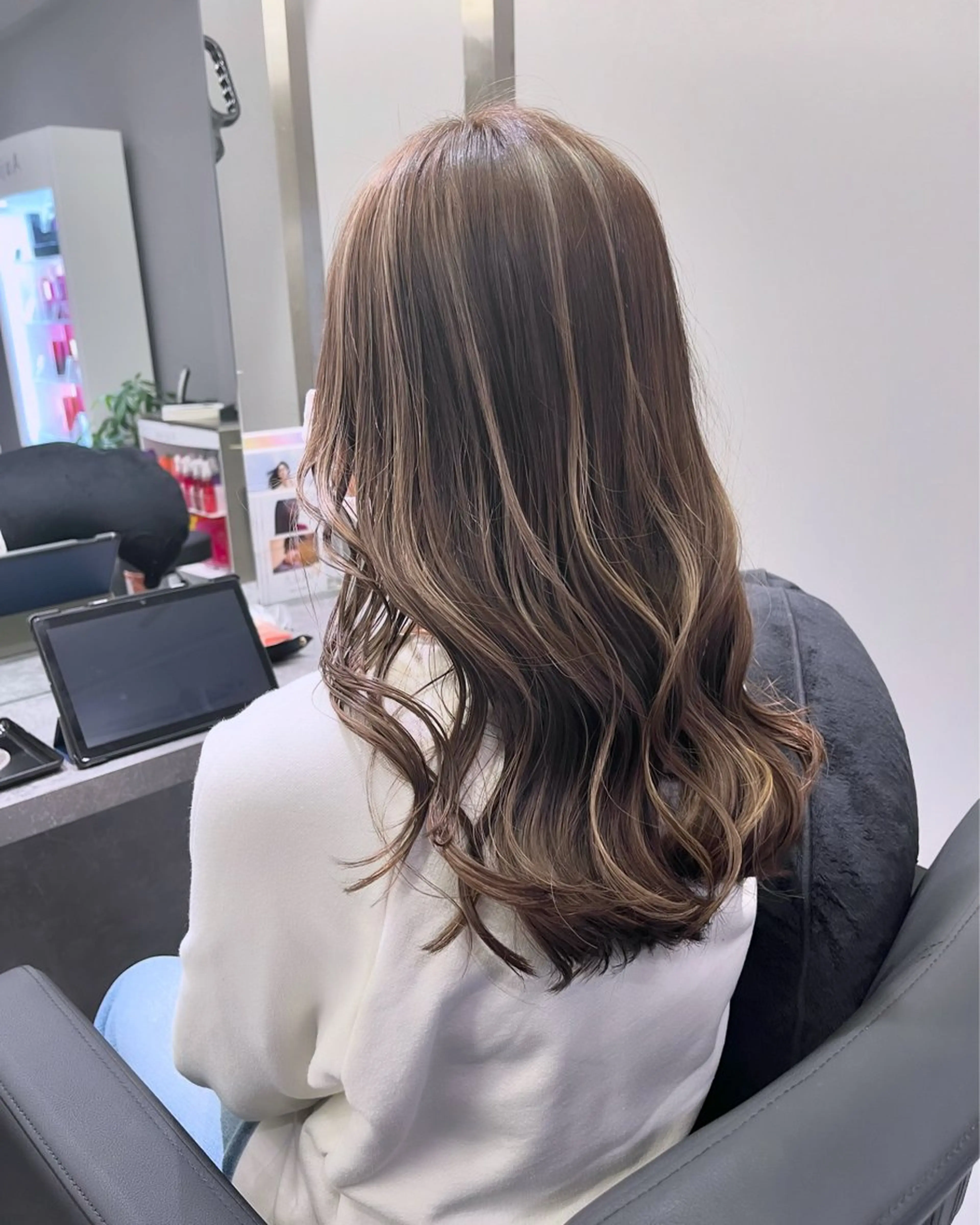 ロング カラー ベージュカラー グレージュ ハイライトカラー ハイライト カット ヘアカラー ケアブリーチ 若杉圭大のヘアスタイル