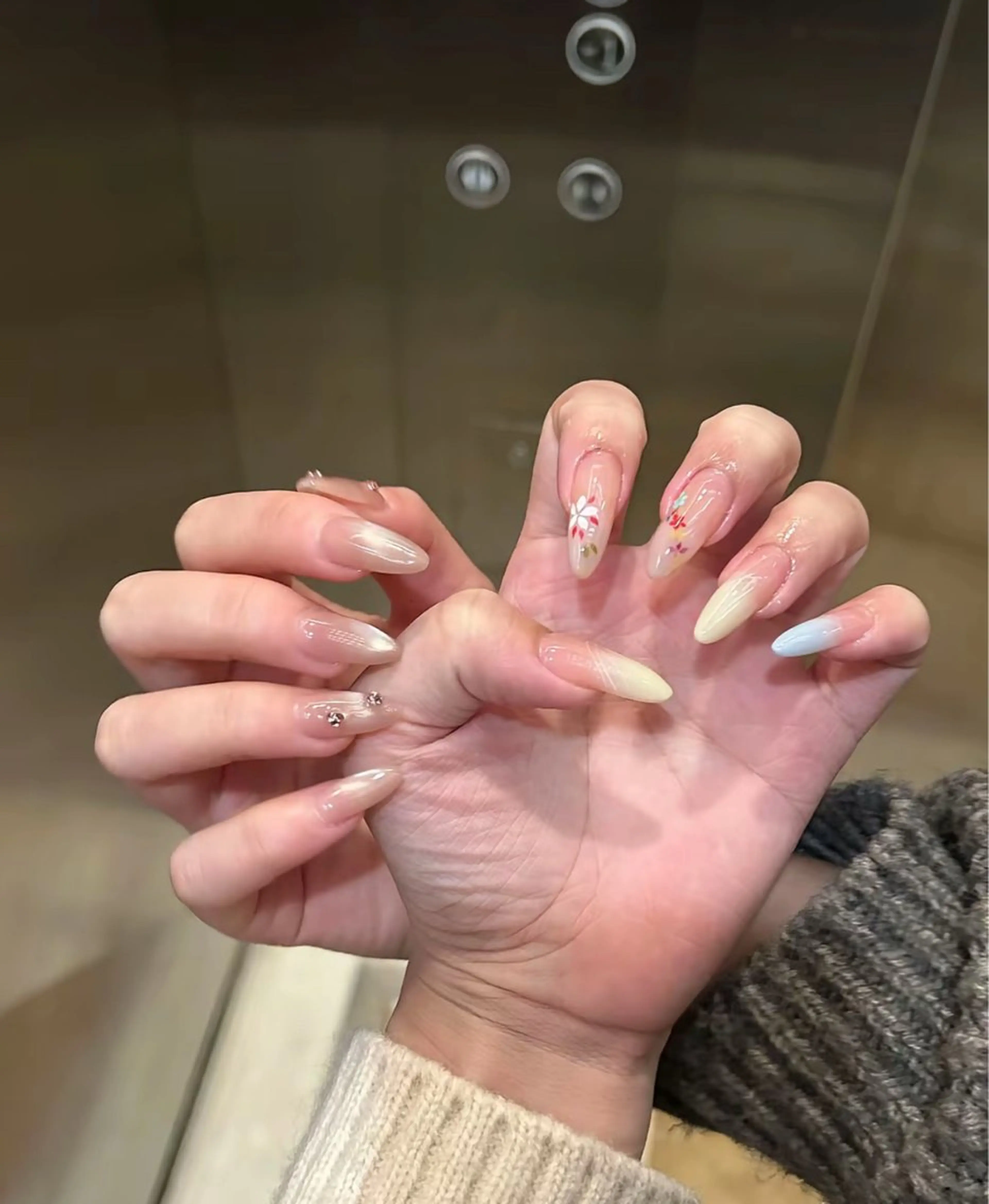 ネイル オーロラネイル クリアネイル フラッシュネイル ジェルネイル グラデーション ハンドネイル Amee Nailsalonのネイルデザイン