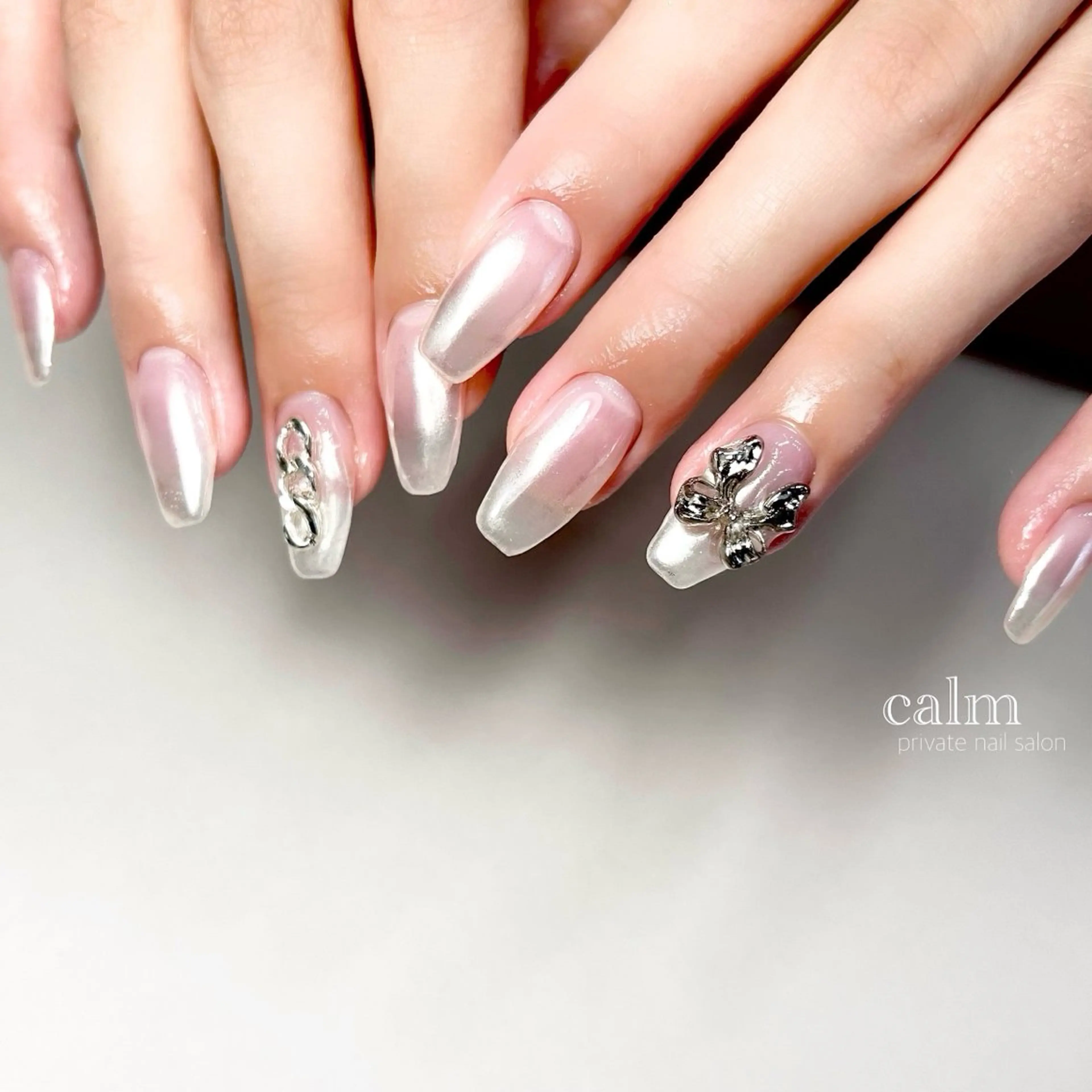 ネイル ミラーネイル ハンドネイル calm 〔ｶｰﾑ〕のネイルデザイン