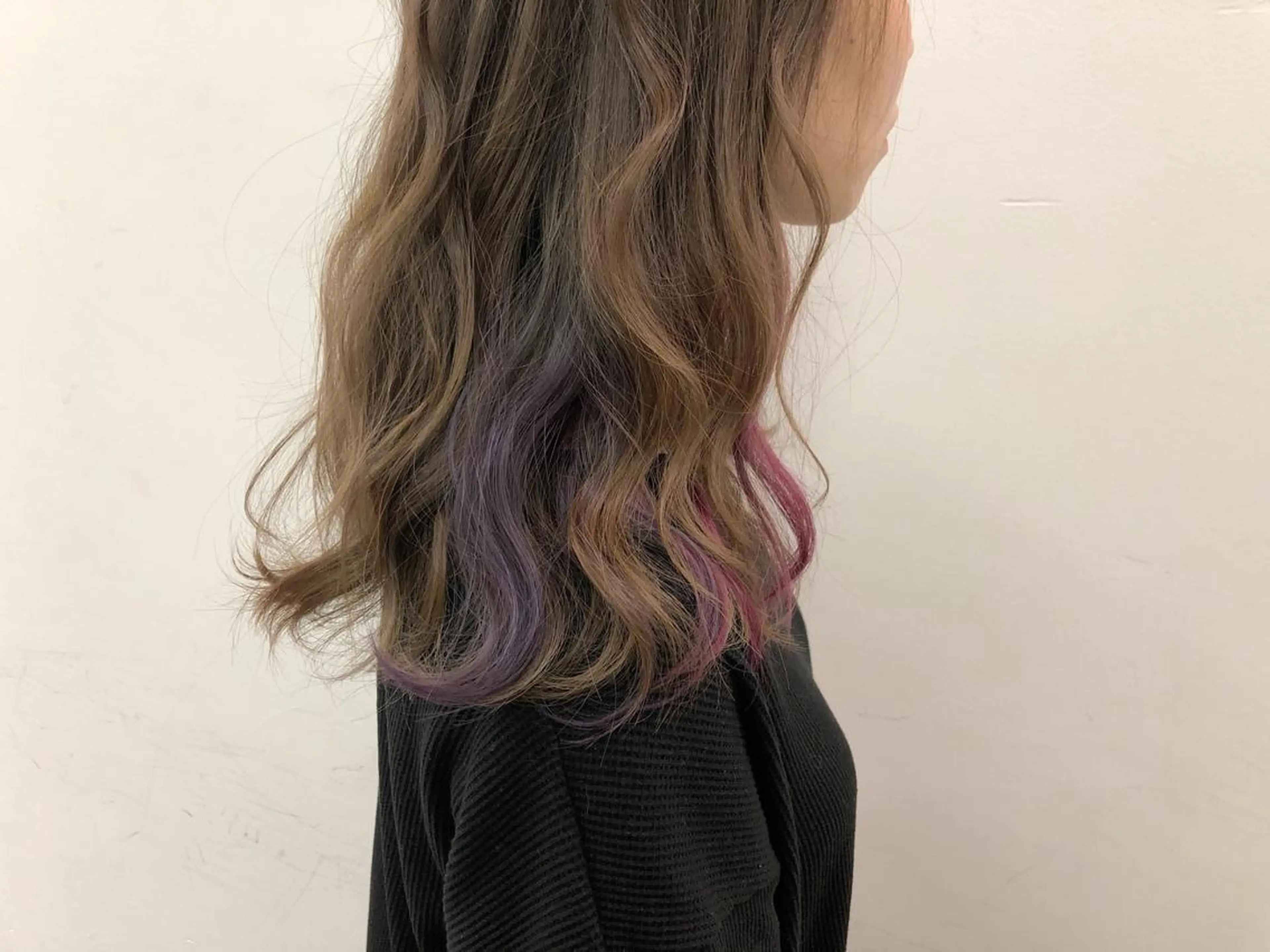 セミロング カラー インナーカラー ピンクカラー バイオレットカラー ヘアカラー トリートメント メンズ レイヤー ウルフ 弓木啓輔のヘアスタイル