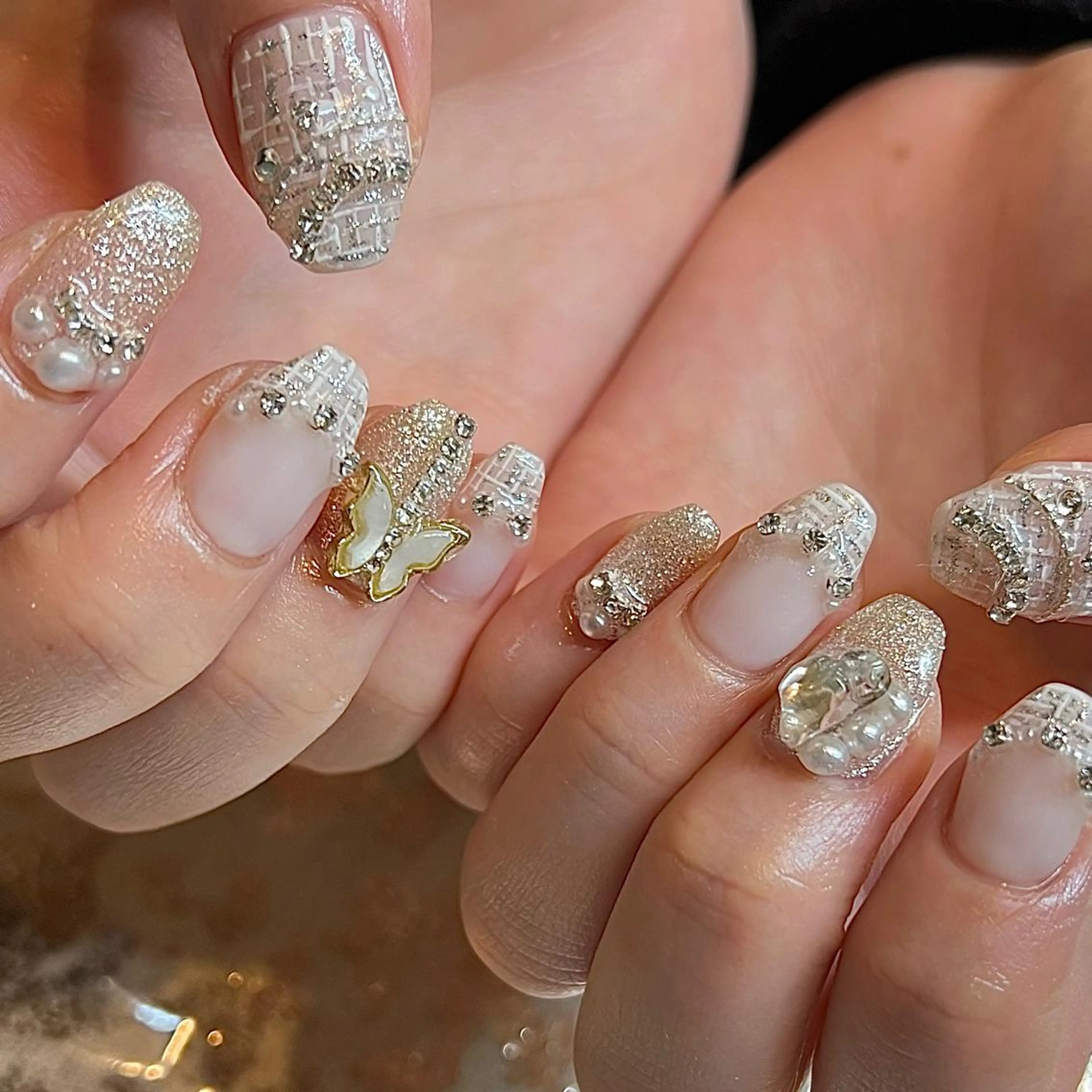 ミディアム ネイル キラキラネイル ツイードネイル ハンドネイル H🌺 NAILのネイルデザイン