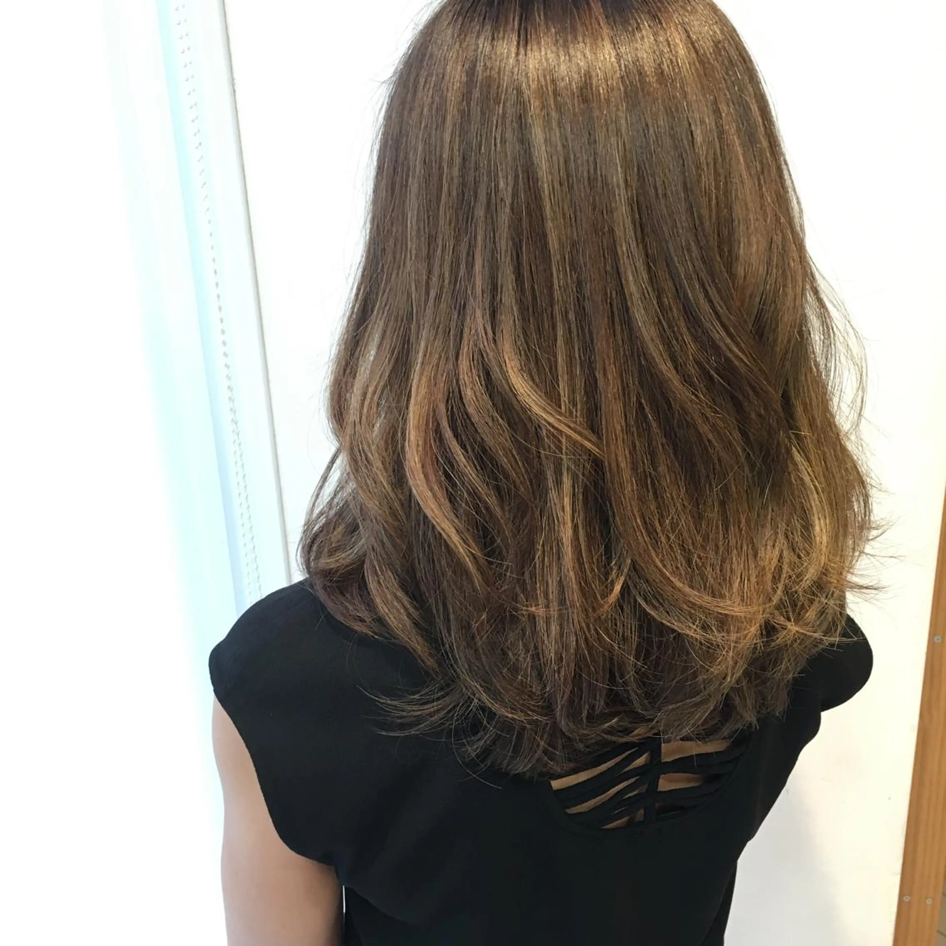 ミディアム カラー アッシュ アッシュグレー アッシュグレージュ グレージュ ハイライトカラー 中山 天地のヘアスタイル