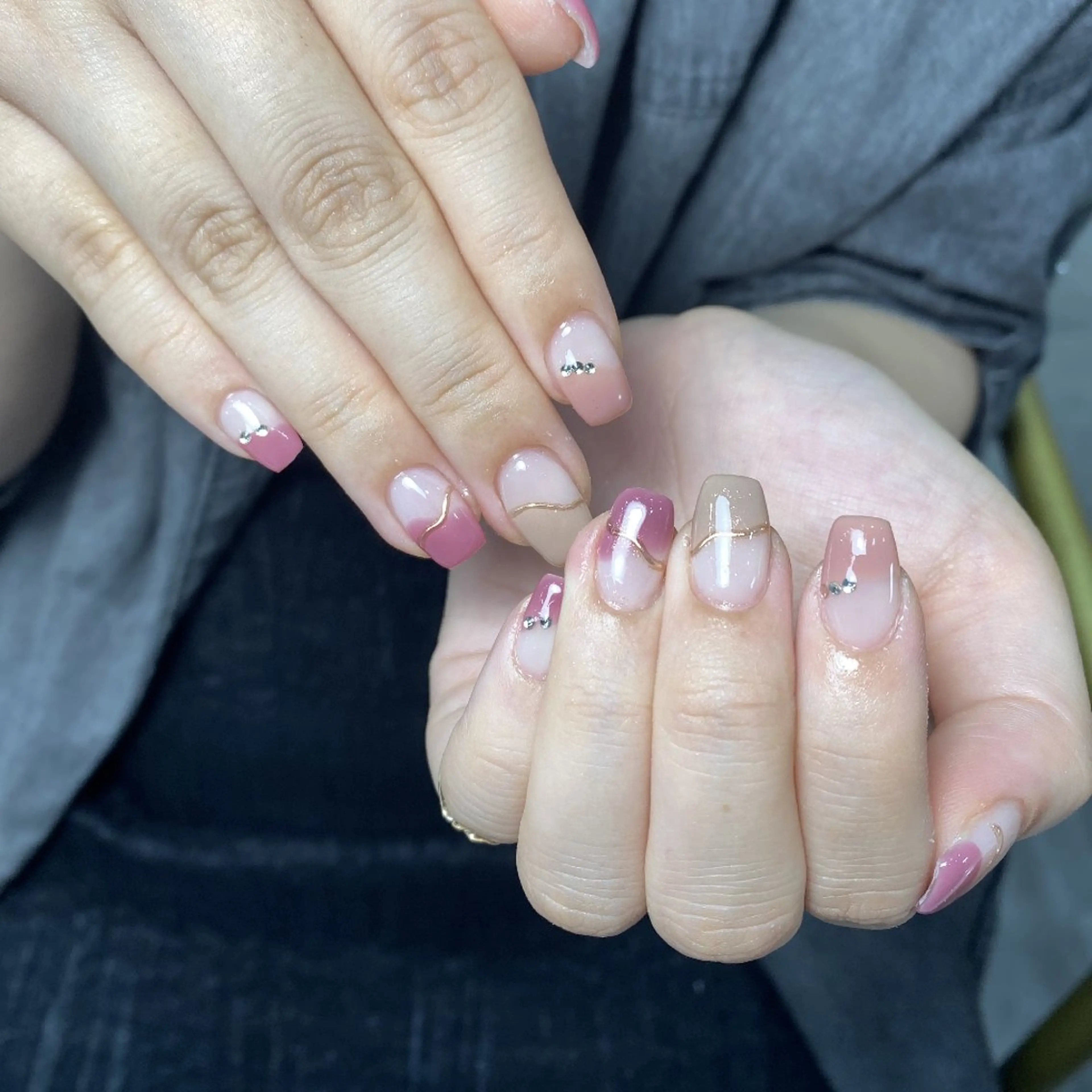 ネイル チークネイル 長さ出し フレンチネイル ジェルネイル キラキラネイル ハンドネイル UM Nail Salonのネイルデザイン