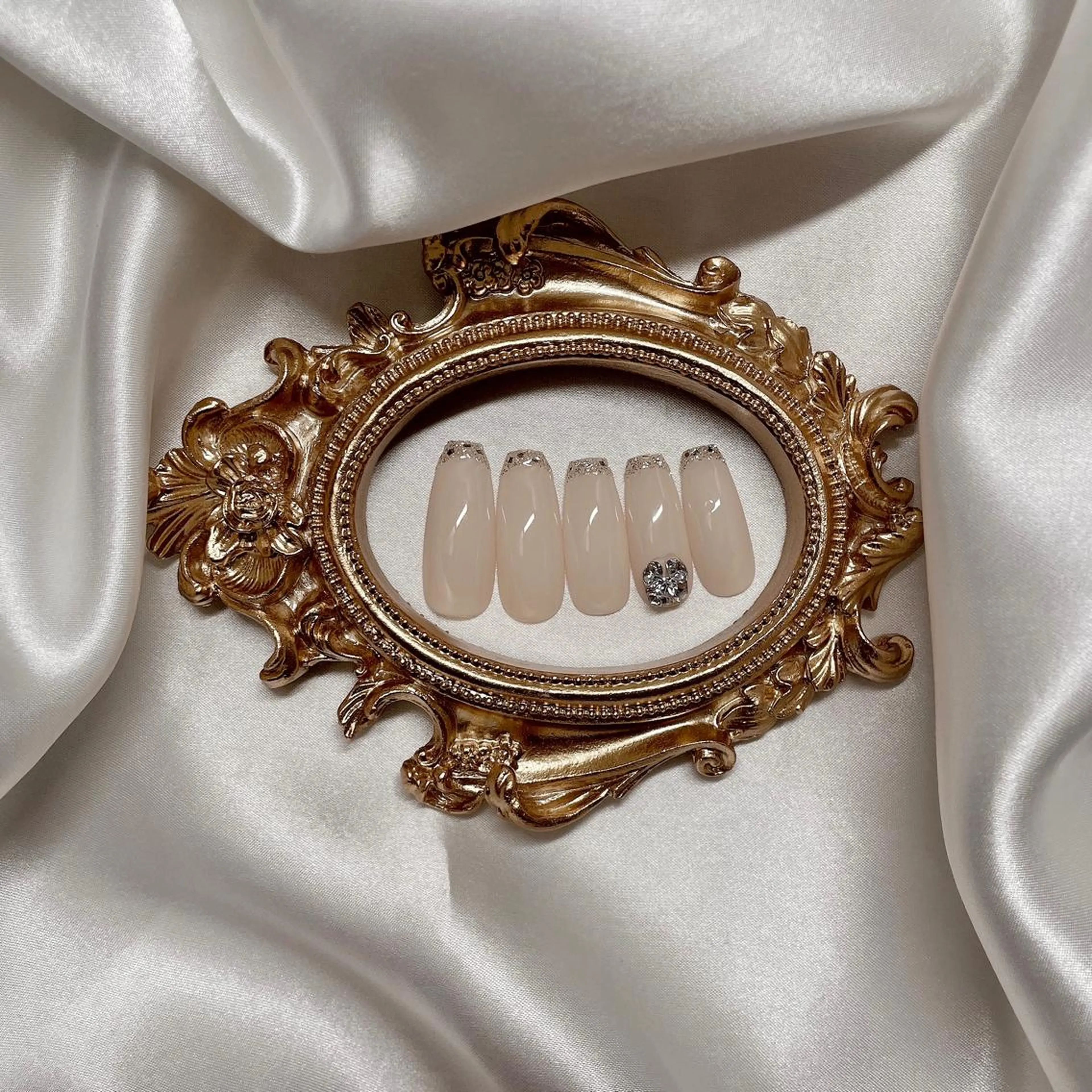 ネイル ラメ(グリッター) シルバー ブライダルネイル 𓂃🦢Aurora Swan🌙𓂃のネイルデザイン