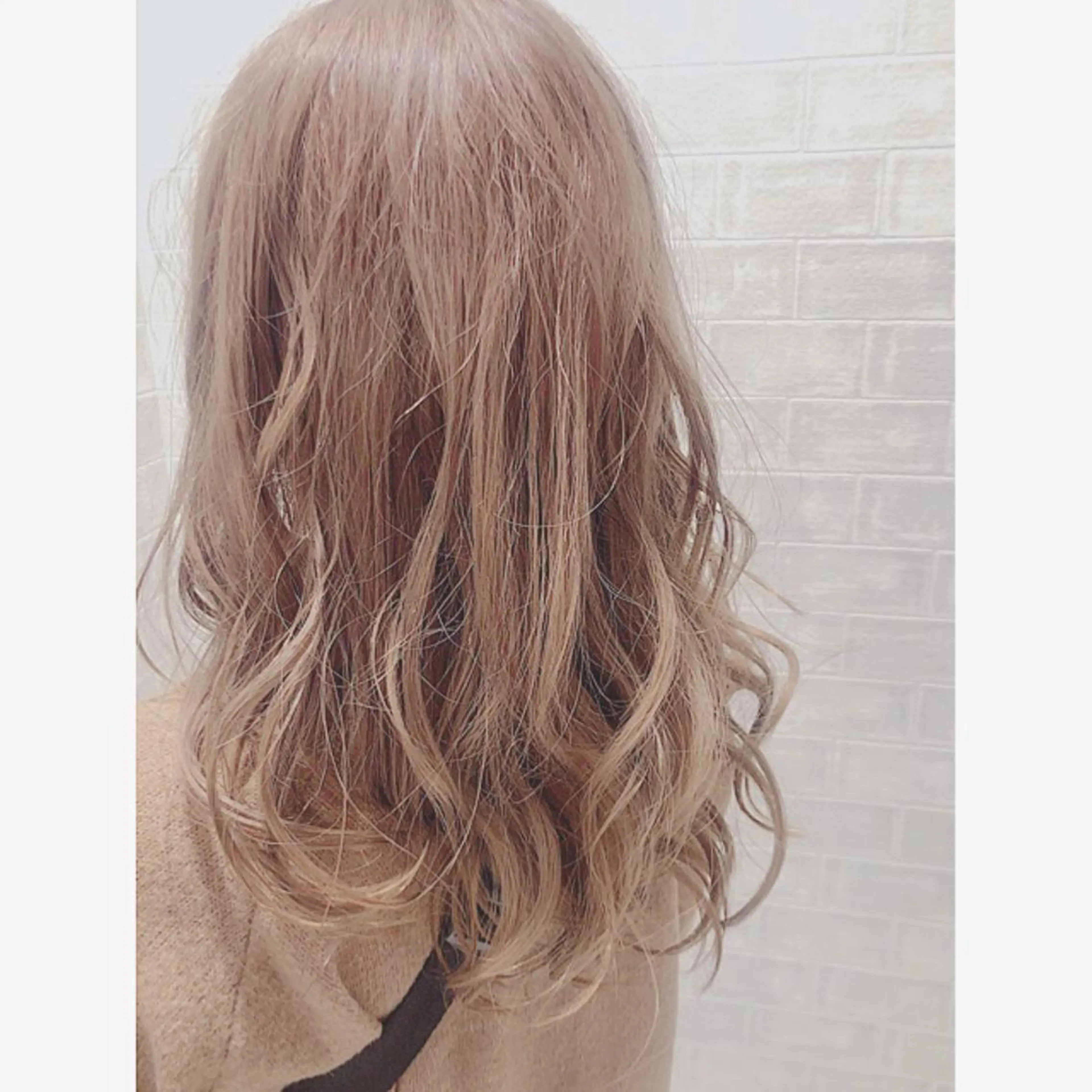 ロング カラー ヘアアレンジ ベージュカラー ブリーチ ハイトーンカラー ミルクティーベージュ 久保田 茜のヘアスタイル