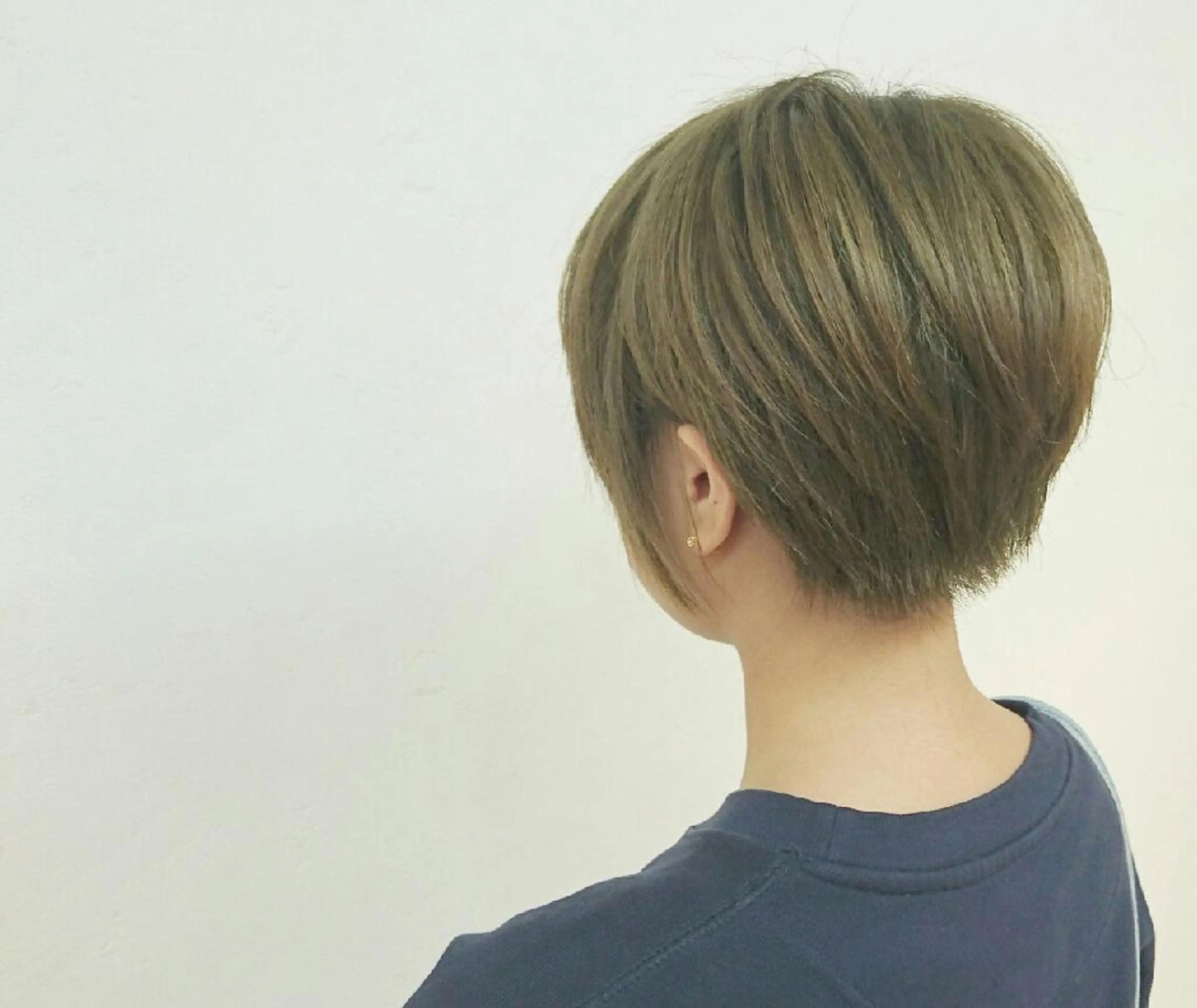 ショート カラー 透明感ハイライト◎ 伊藤夏海のヘアスタイル