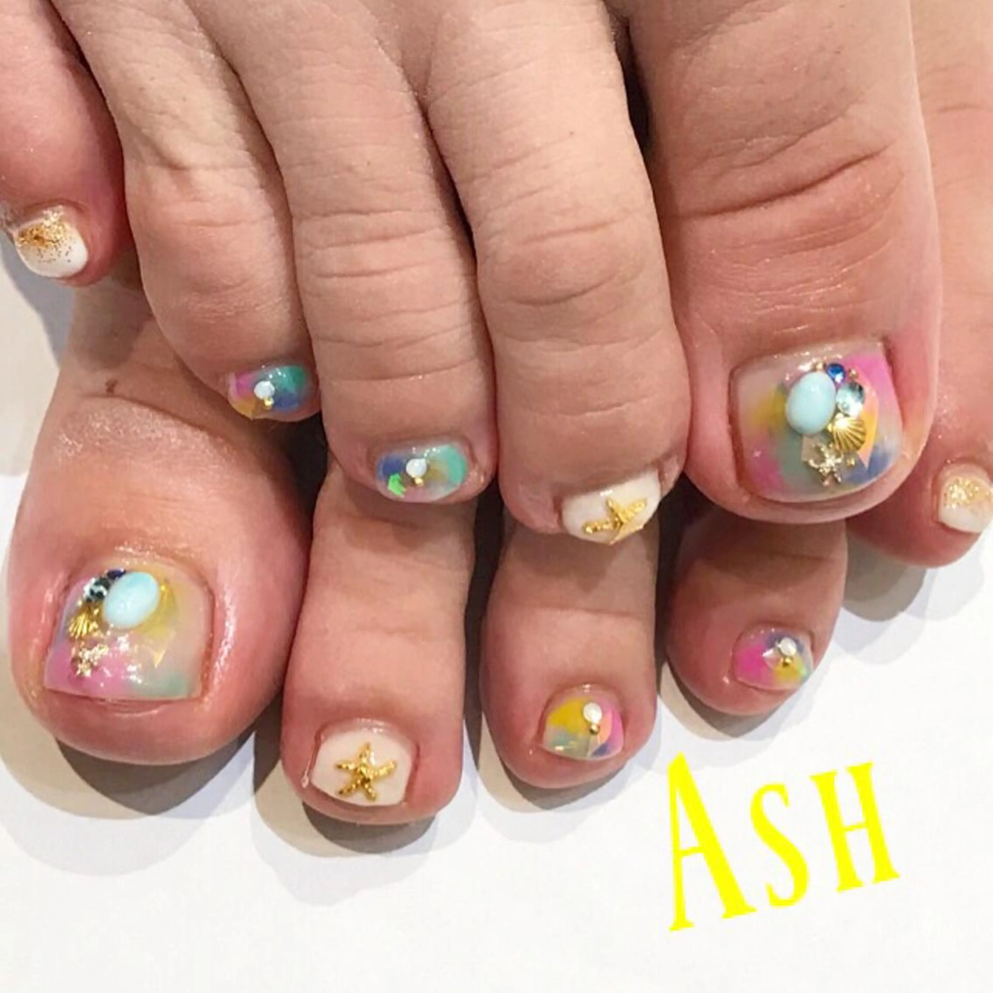 ネイル フットネイル ジェルネイル 🩵NORIKO 上品ネイルが得意🩵のネイルデザイン