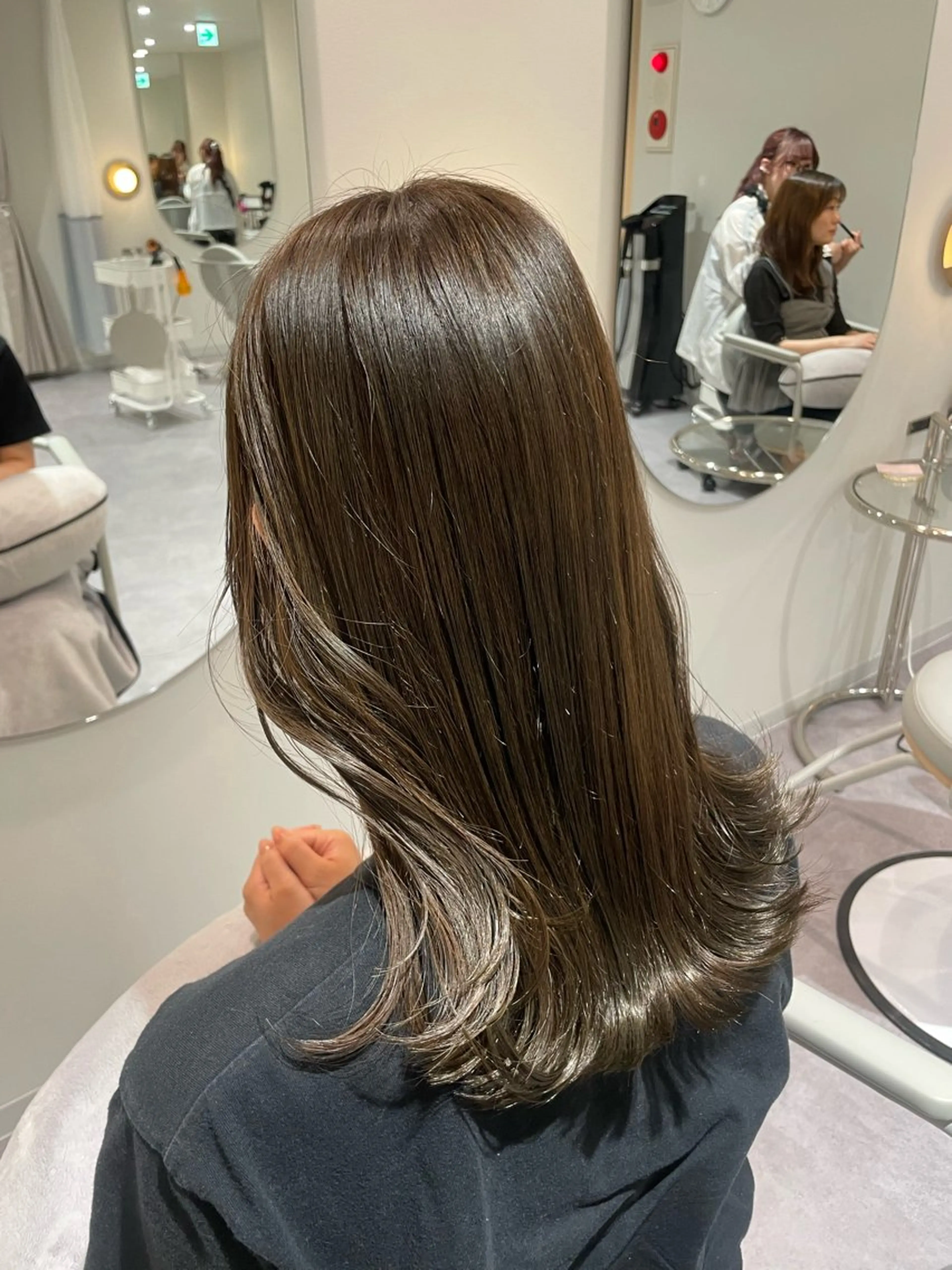 セミロング 廣岡 采音のヘアスタイル