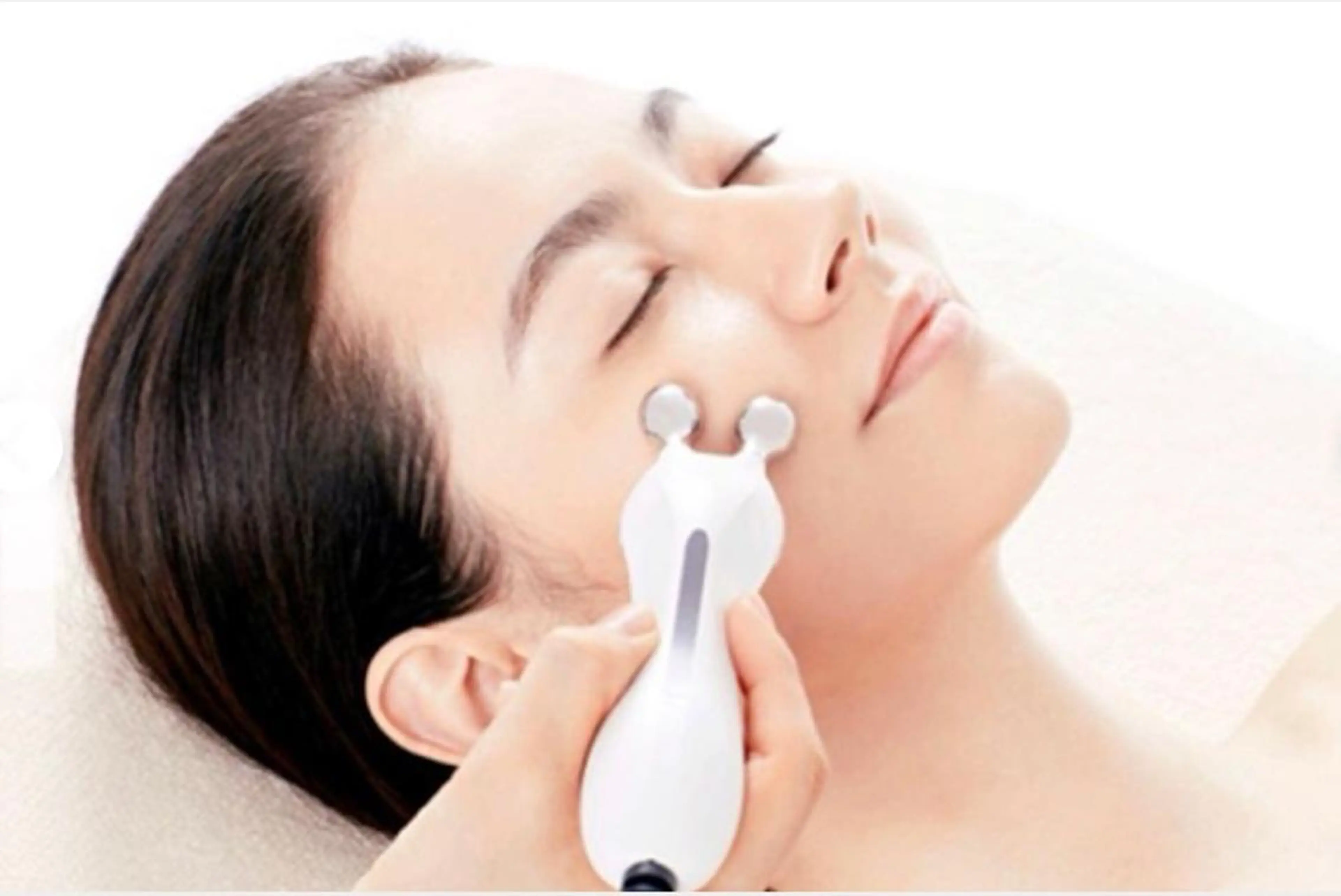 💚コアビューティー💚低周波の電気で、お顔の筋肉を鍛えて引き締まったお肌になります✨エステと一緒ですと2200円‼️の写真