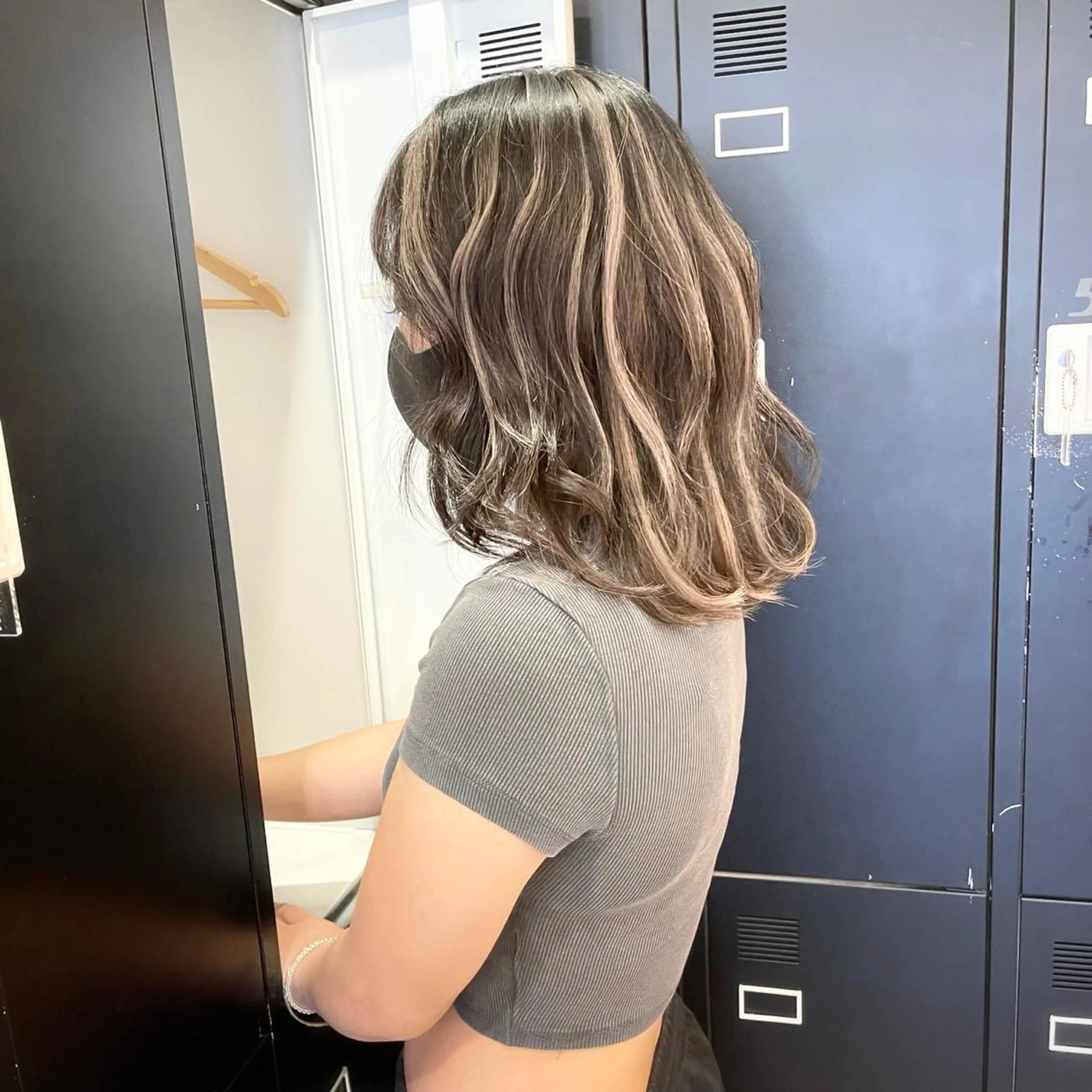 ミディアム カラー ヘアアレンジ バレイヤージュ デザインカラー ハイライトカラー 外国人風カラー ハイライト カット ヘアカラー トリートメント アンドウ ユウ/ レイヤーカット/韓国のヘアスタイル