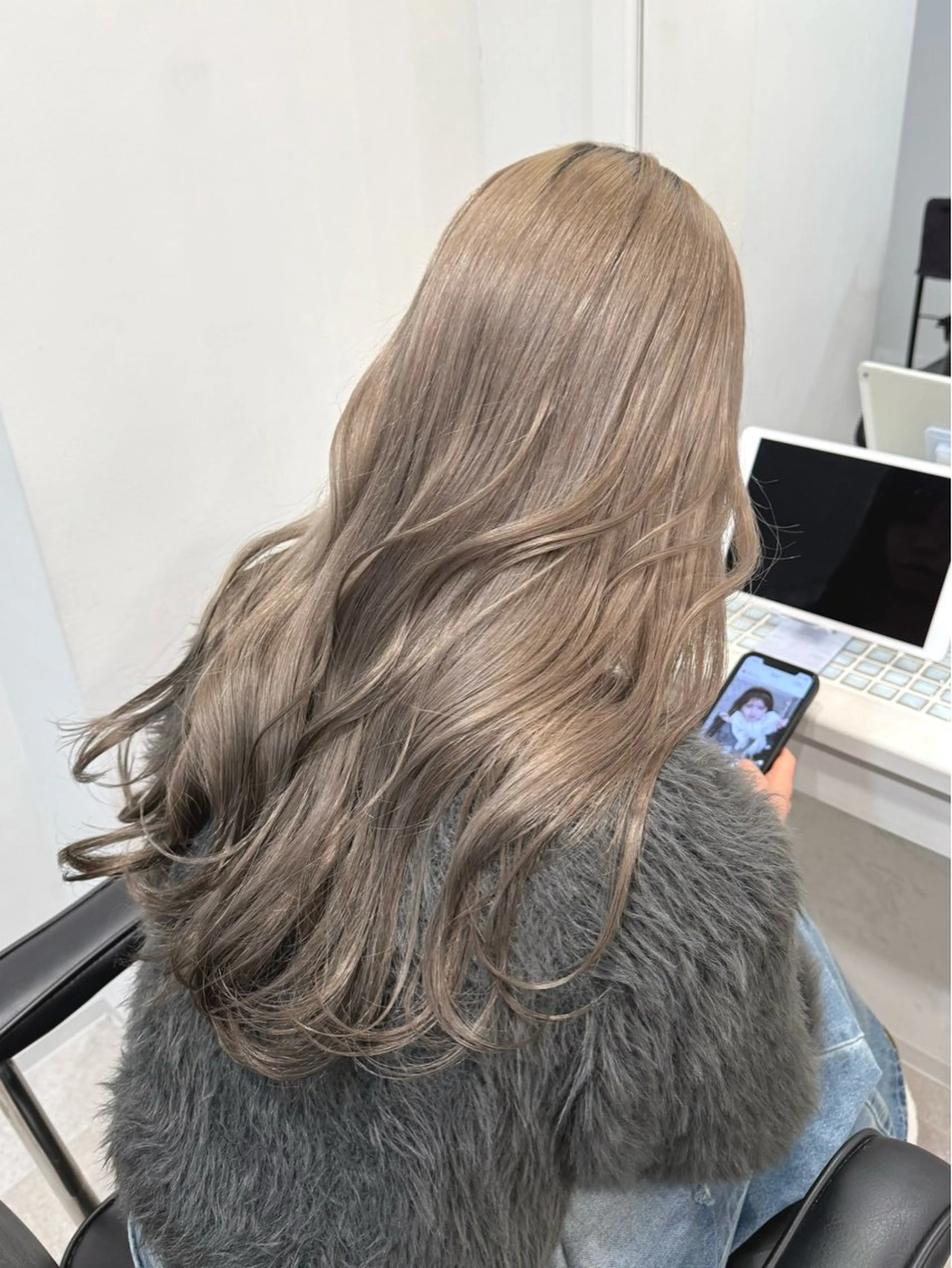 ロング カラー ヘアアレンジ ブリーチ ケアブリーチ グレージュ ミルクティーグレージュ カット ヘアカラー SALOWIN京都河原町Suite店所属・外国人風レイヤー/ ハイトーンSHUのヘアスタイル