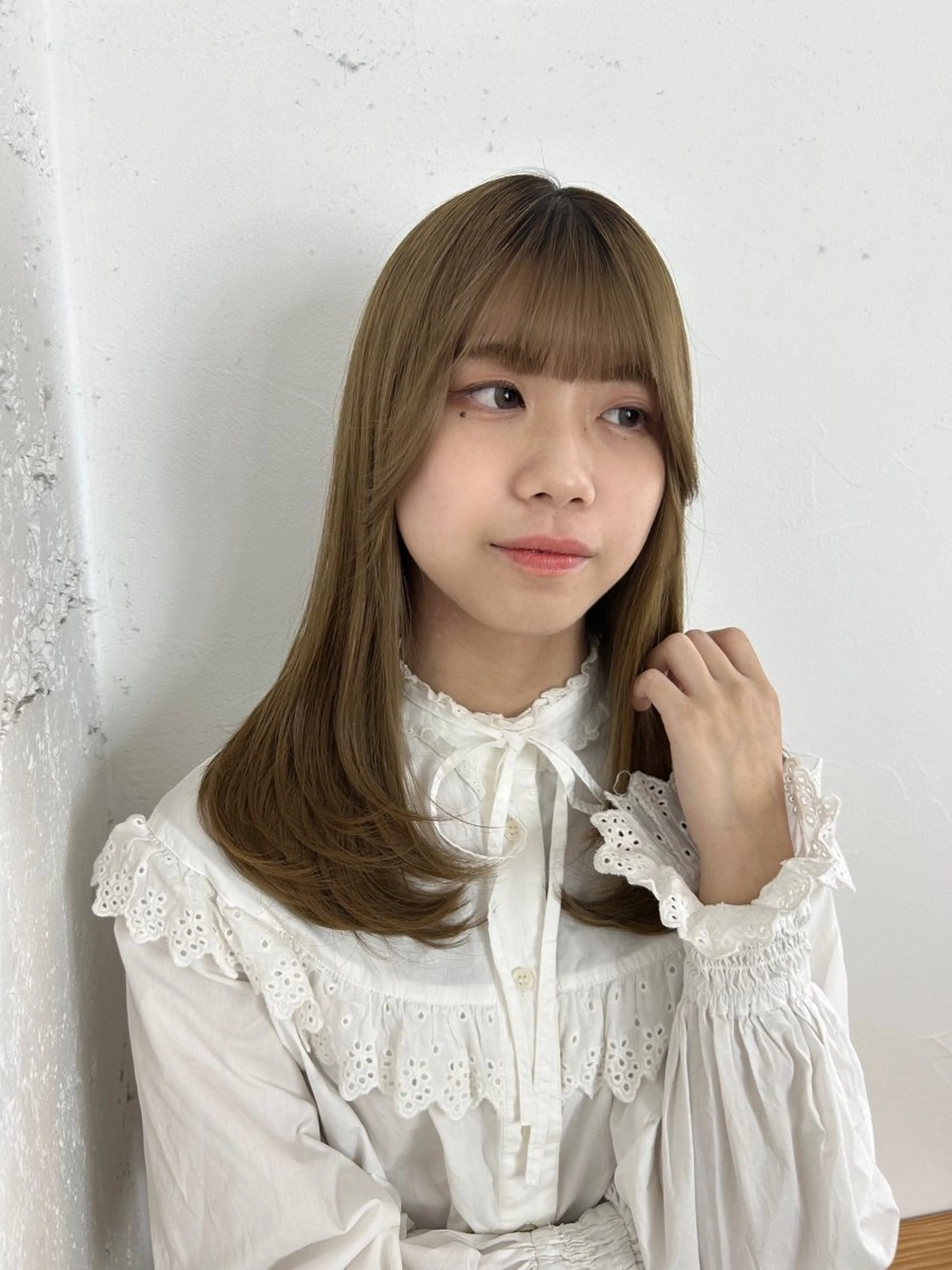 ミディアム レイヤーカット エミリ / オリーブカラーのヘアスタイル