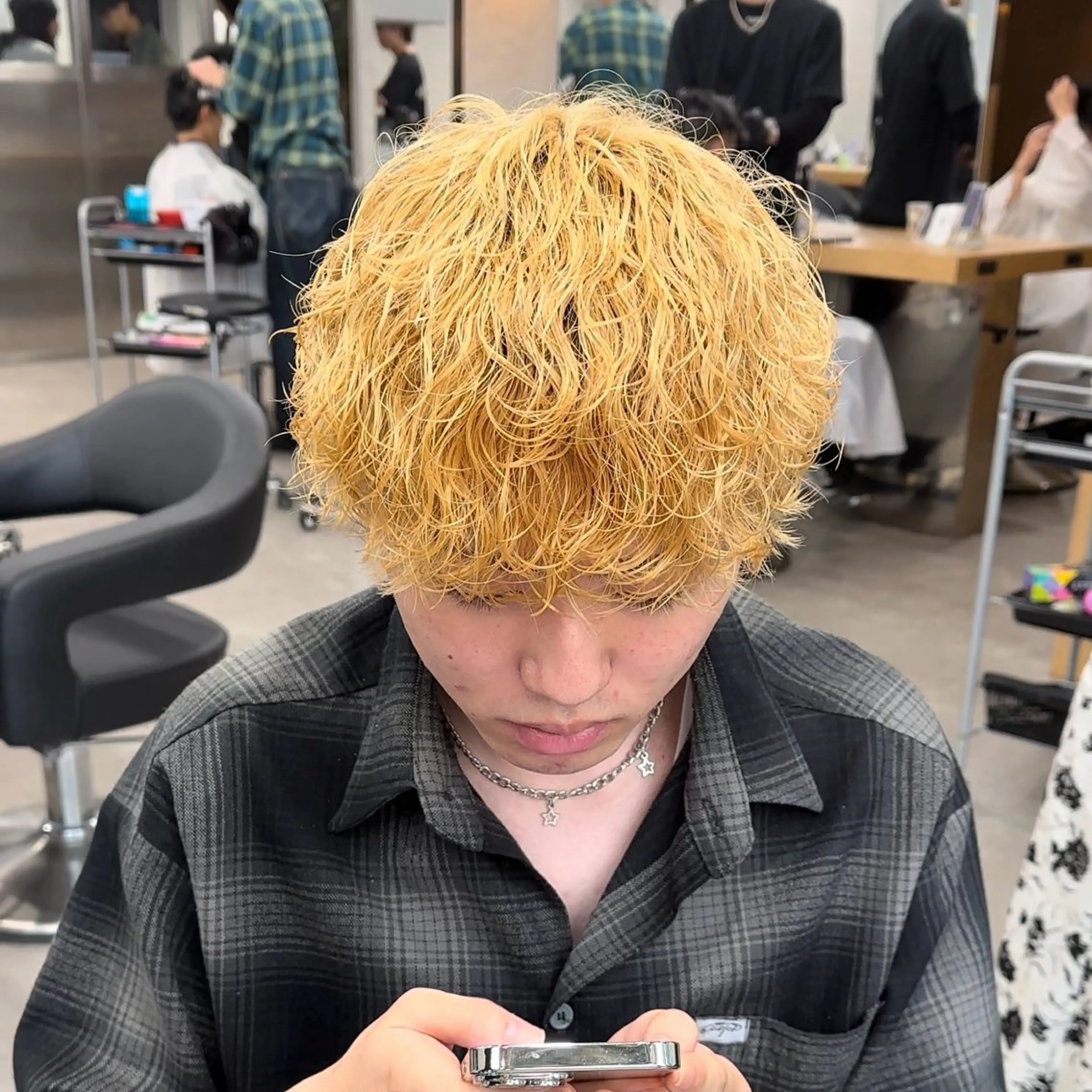 ショート パーマ メンズ センターパート メンズハイライト マッシュ メンズパーマ スペインカール SKILL ikebukuro所属・✂️メンズカット ひろき✂️のヘアスタイル