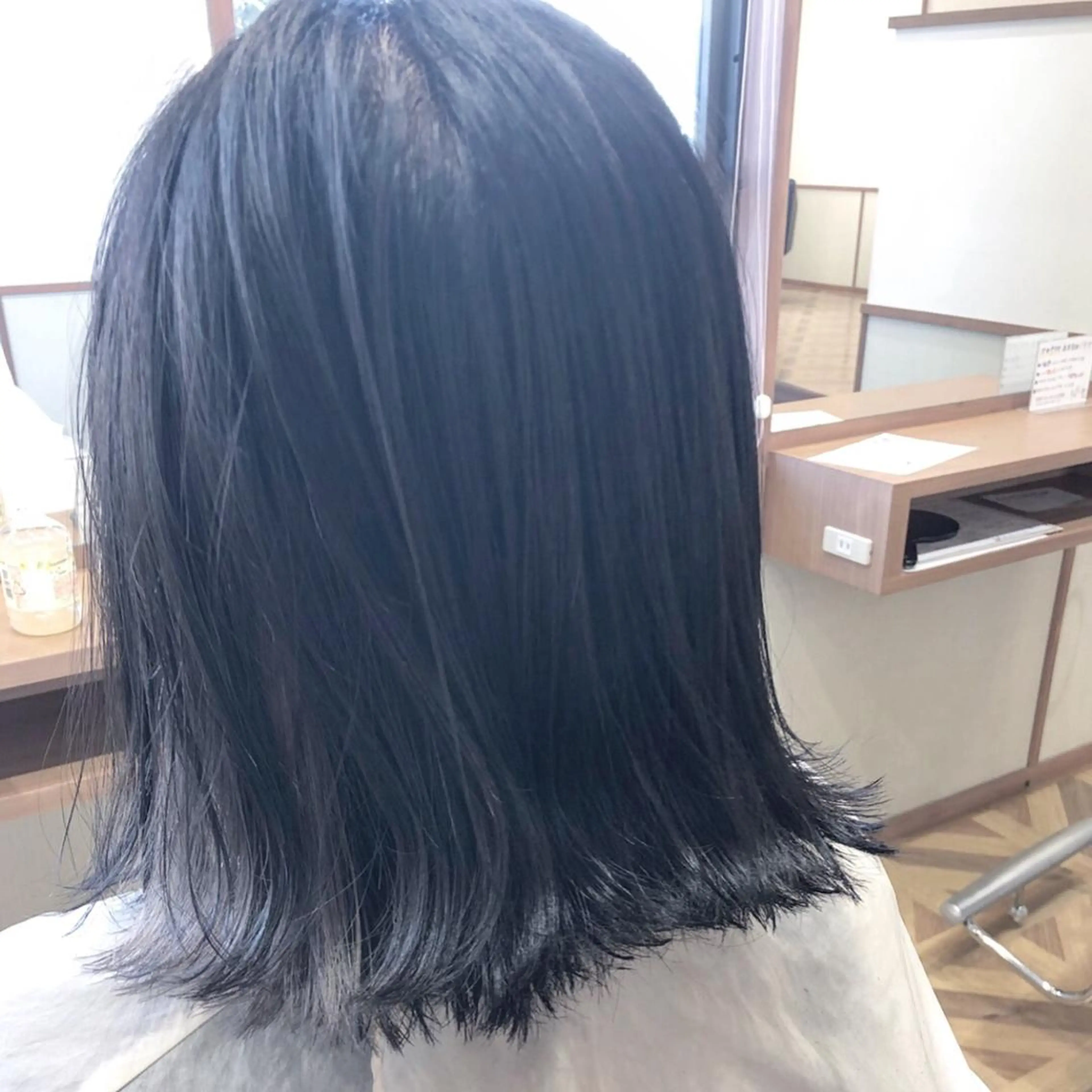 ミディアム カラー ベージュカラー ブルーカラー ブルージュ インナーカラー ホワイトベージュ 大石 陽菜のヘアスタイル