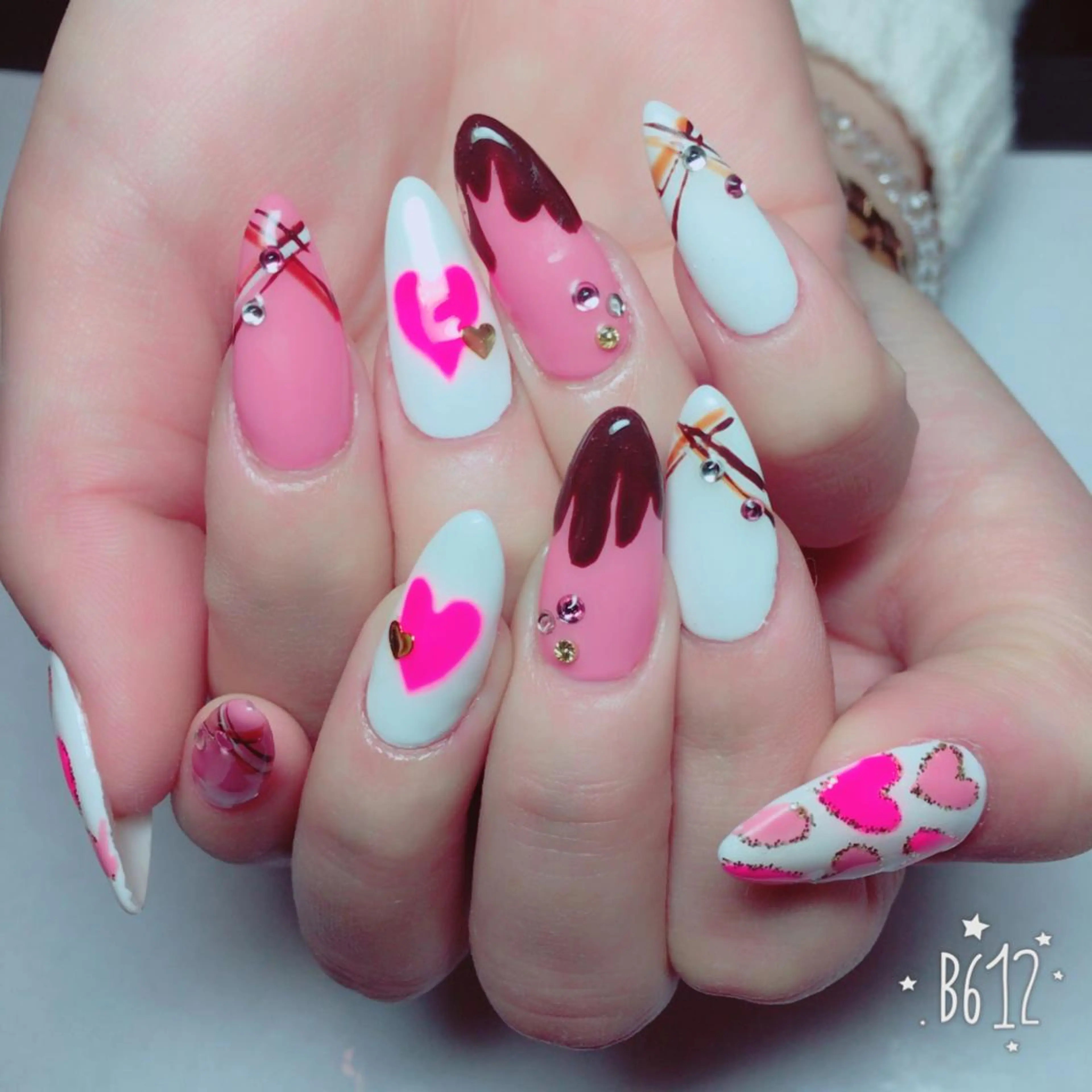 ネイル バレンタイン THECOLORS所属・近貞 莉奈のネイルデザイン