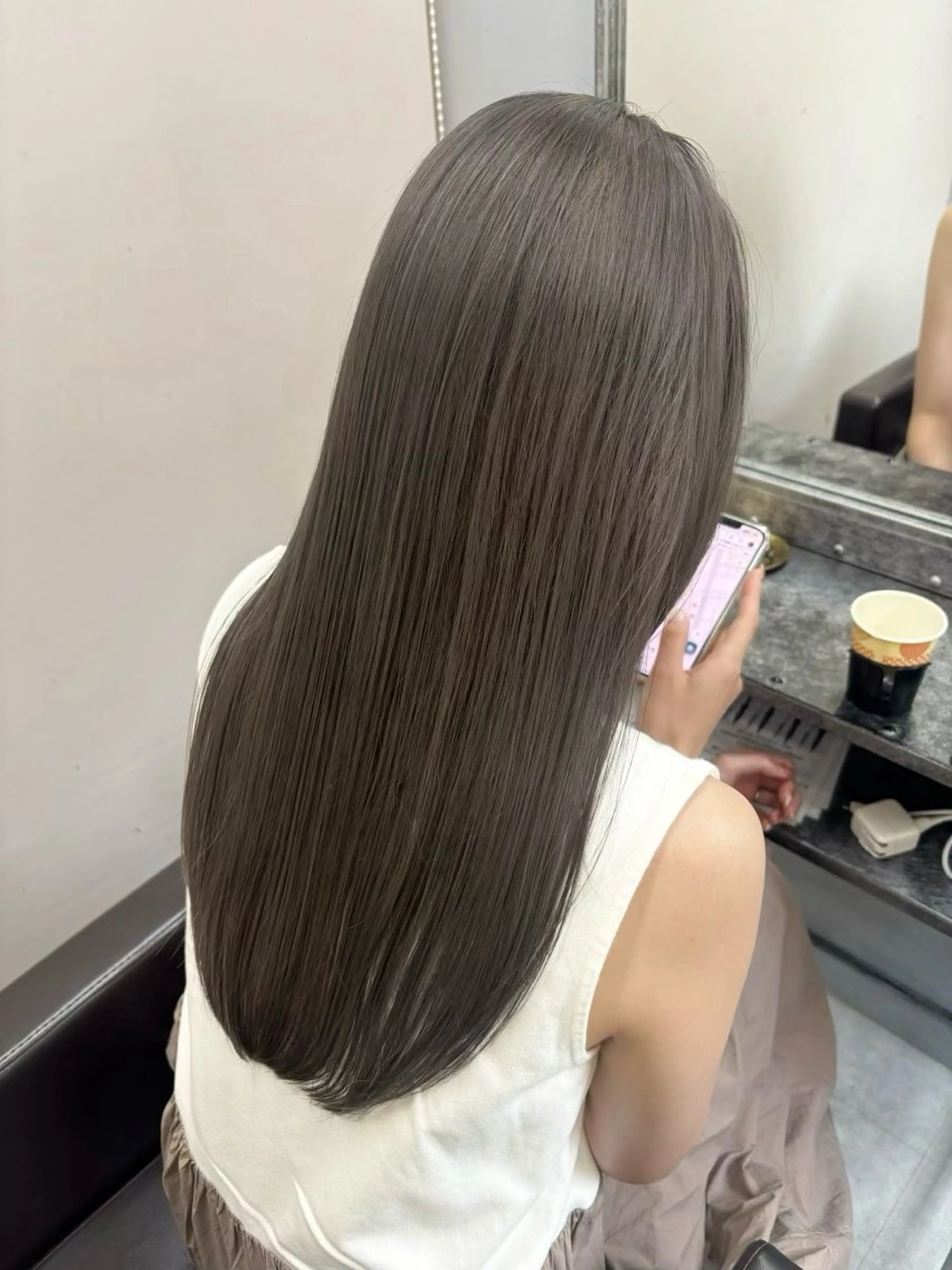 ロング カラー ブリーチ グレージュ レイヤーカット Hair atelier oz 桑野店所属・七海 優羽のヘアスタイル