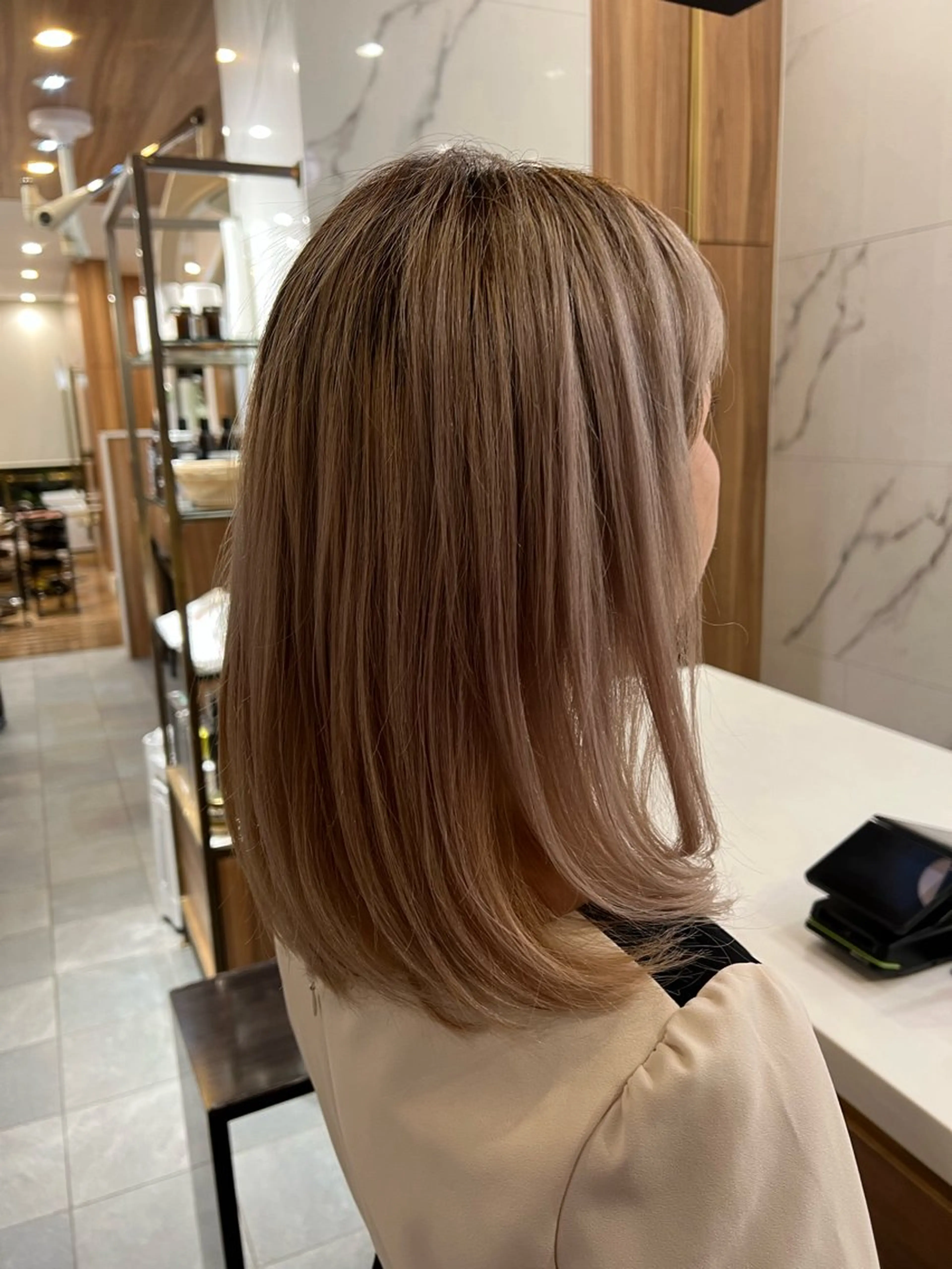 セミロング レイヤーカット ヘアカラー 村中 逸紀のヘアスタイル