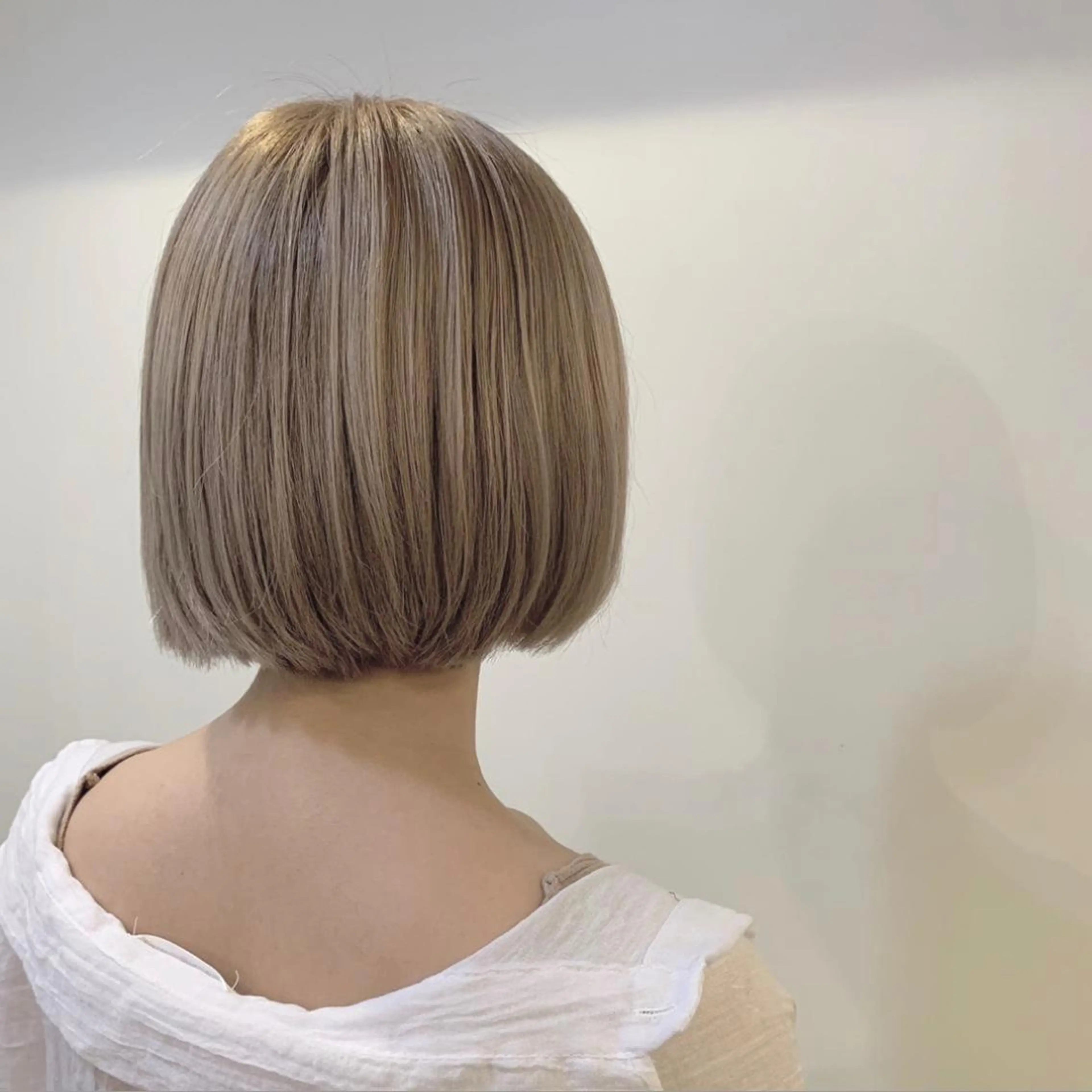 ショート カラー ベージュカラー ハイトーンカラー ハイトーンベージュ newi梅田🫧韓国 ヘア🫧sakiのヘアスタイル