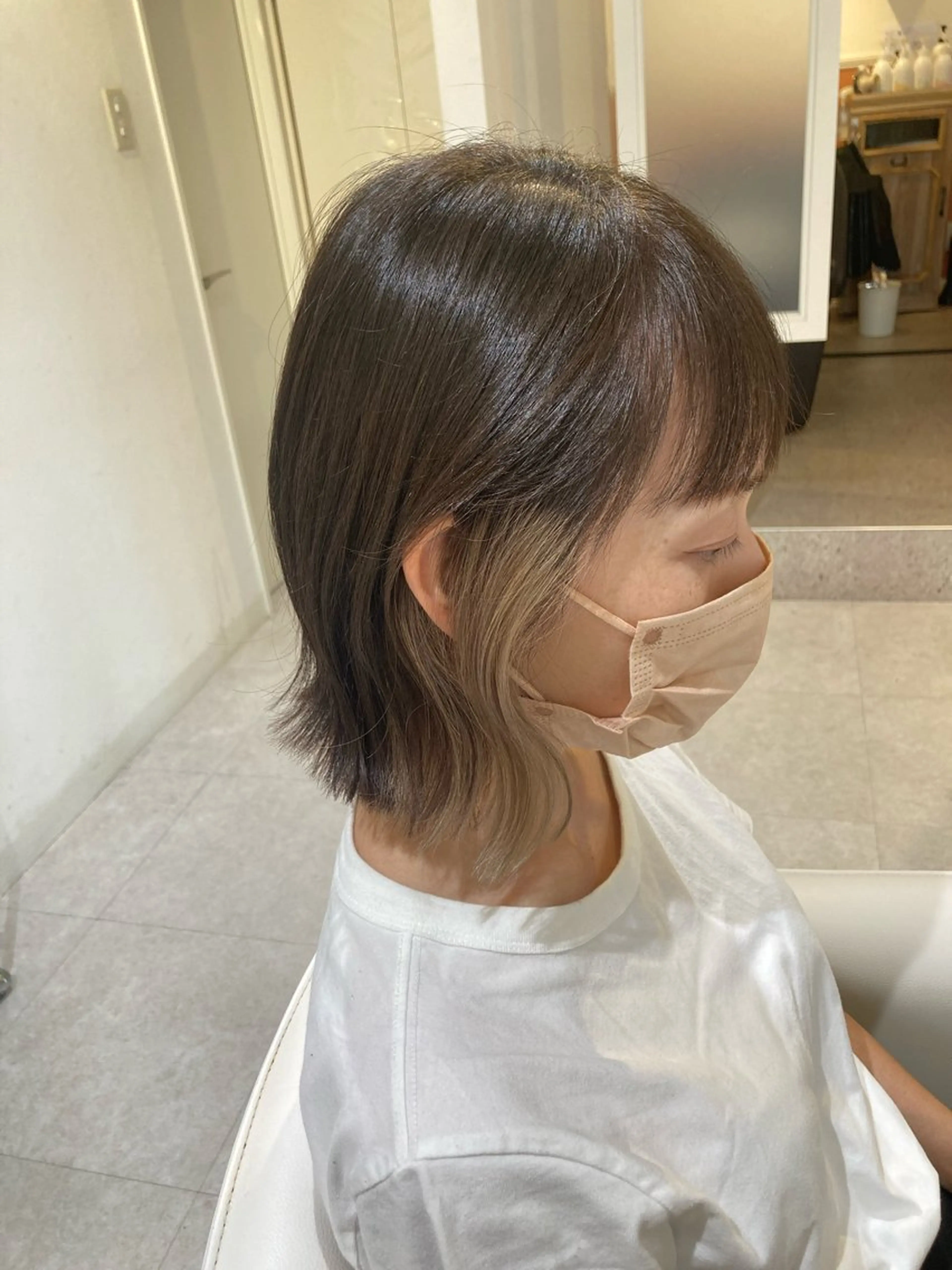 ミディアム カラー ヘアアレンジ ベージュカラー ホワイトベージュ ボブ 外ハネヘア 山﨑 まなかのヘアスタイル