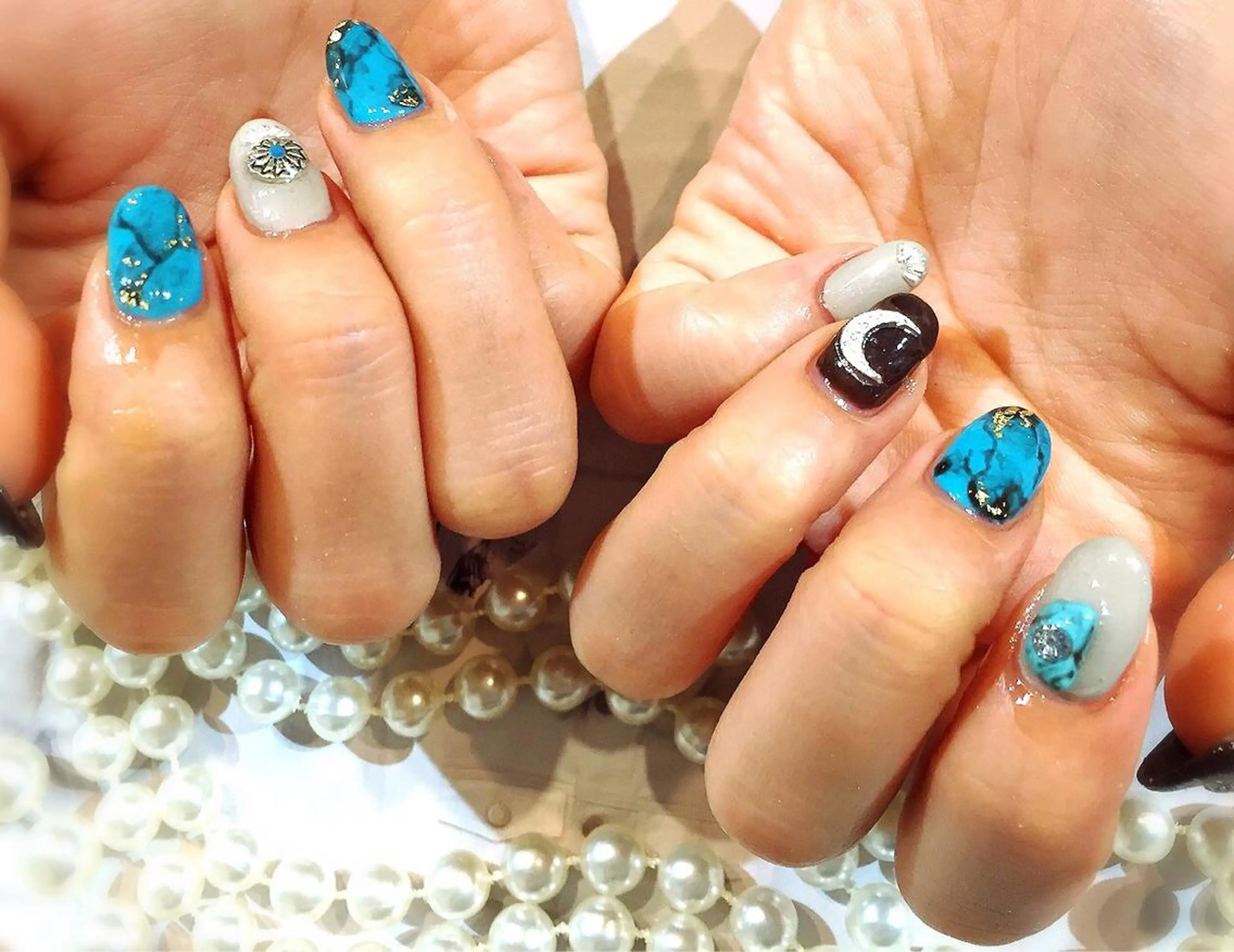 ネイル ストーンネイル Lily closetのネイルデザイン