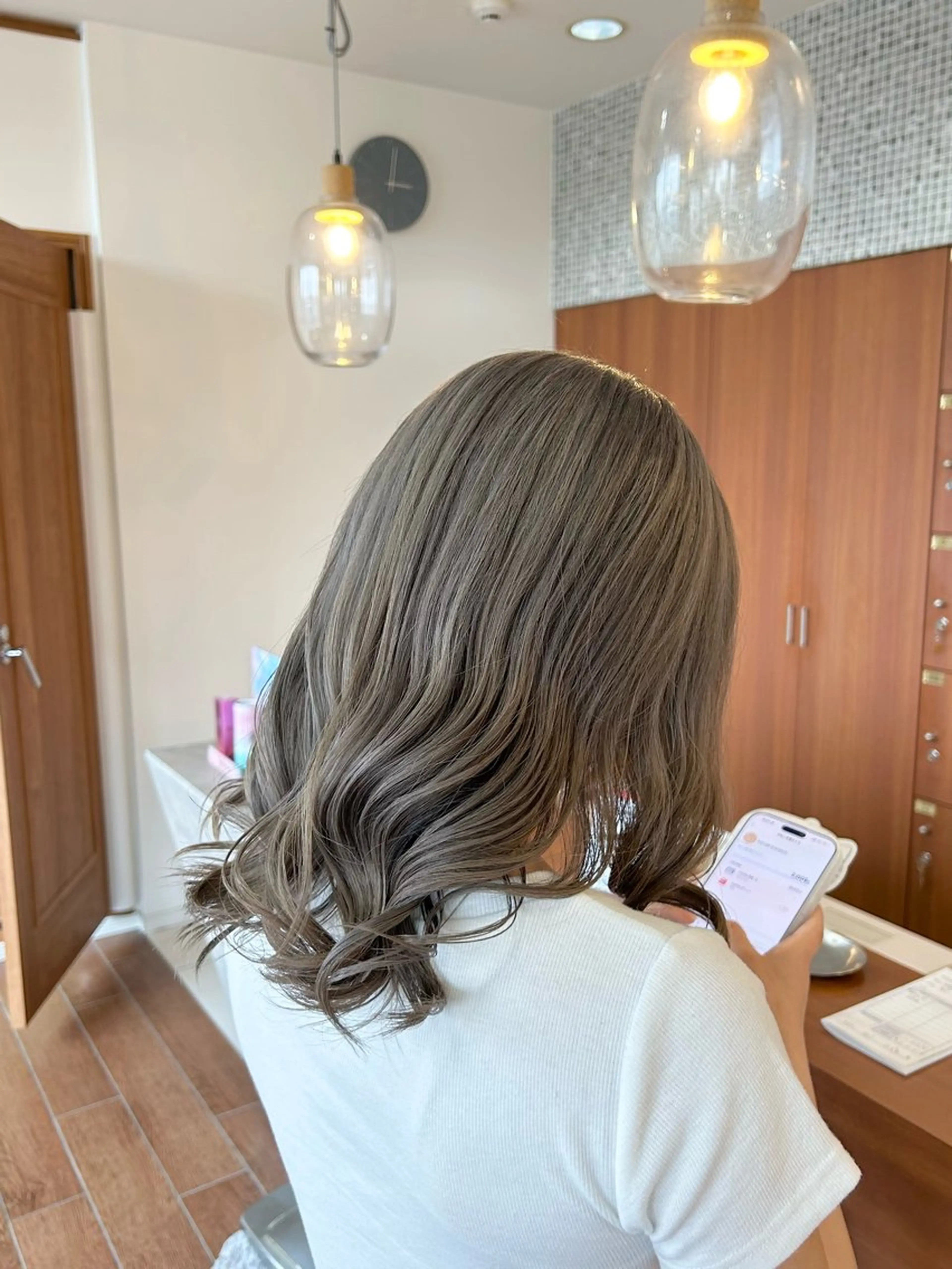 ミディアム カラー ブリーチ グレージュ ミルクティーグレージュ ヘアカラー トップスタイリスト 林すずかのヘアスタイル