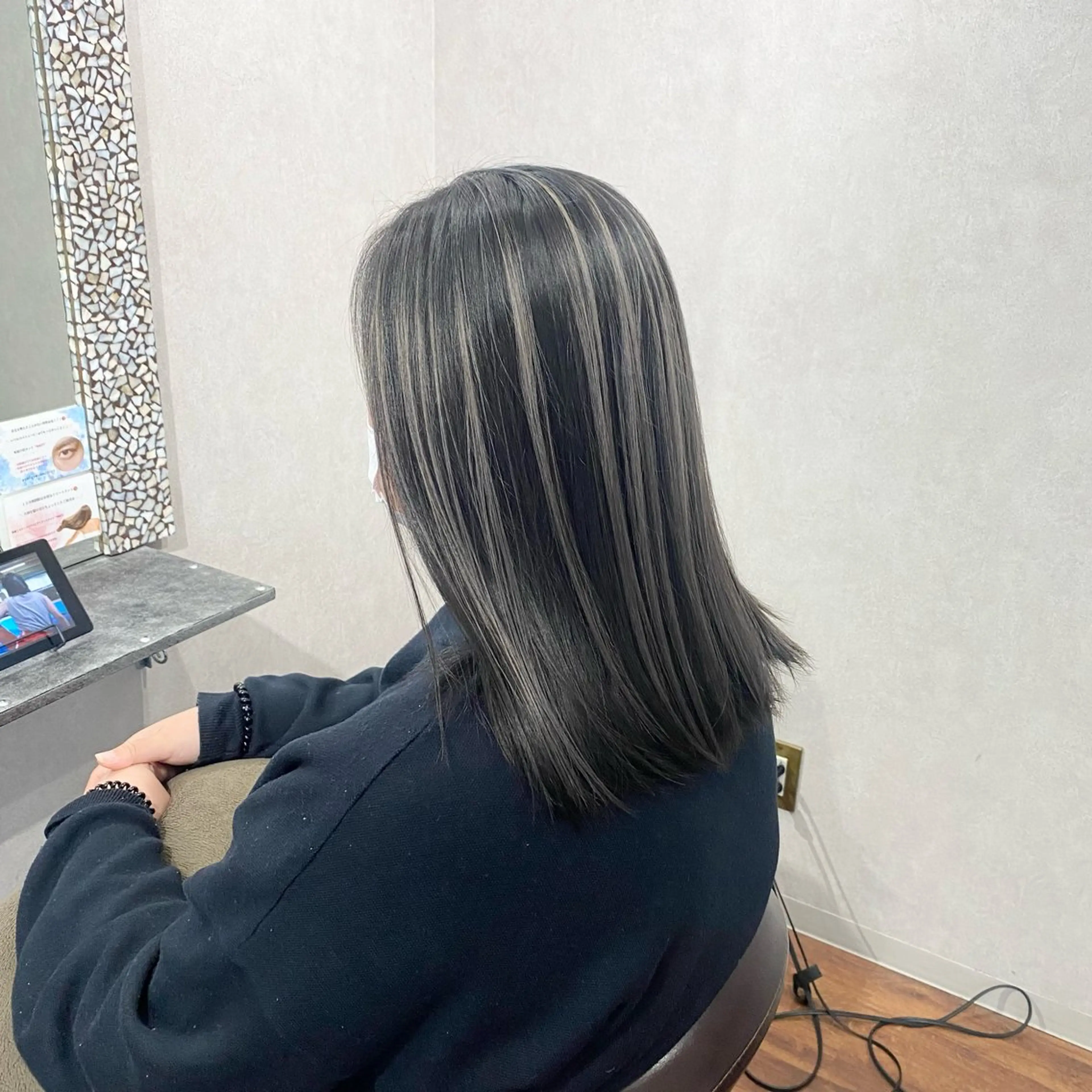 セミロング _White所属・ＳＨＩ ＺＵのヘアスタイル