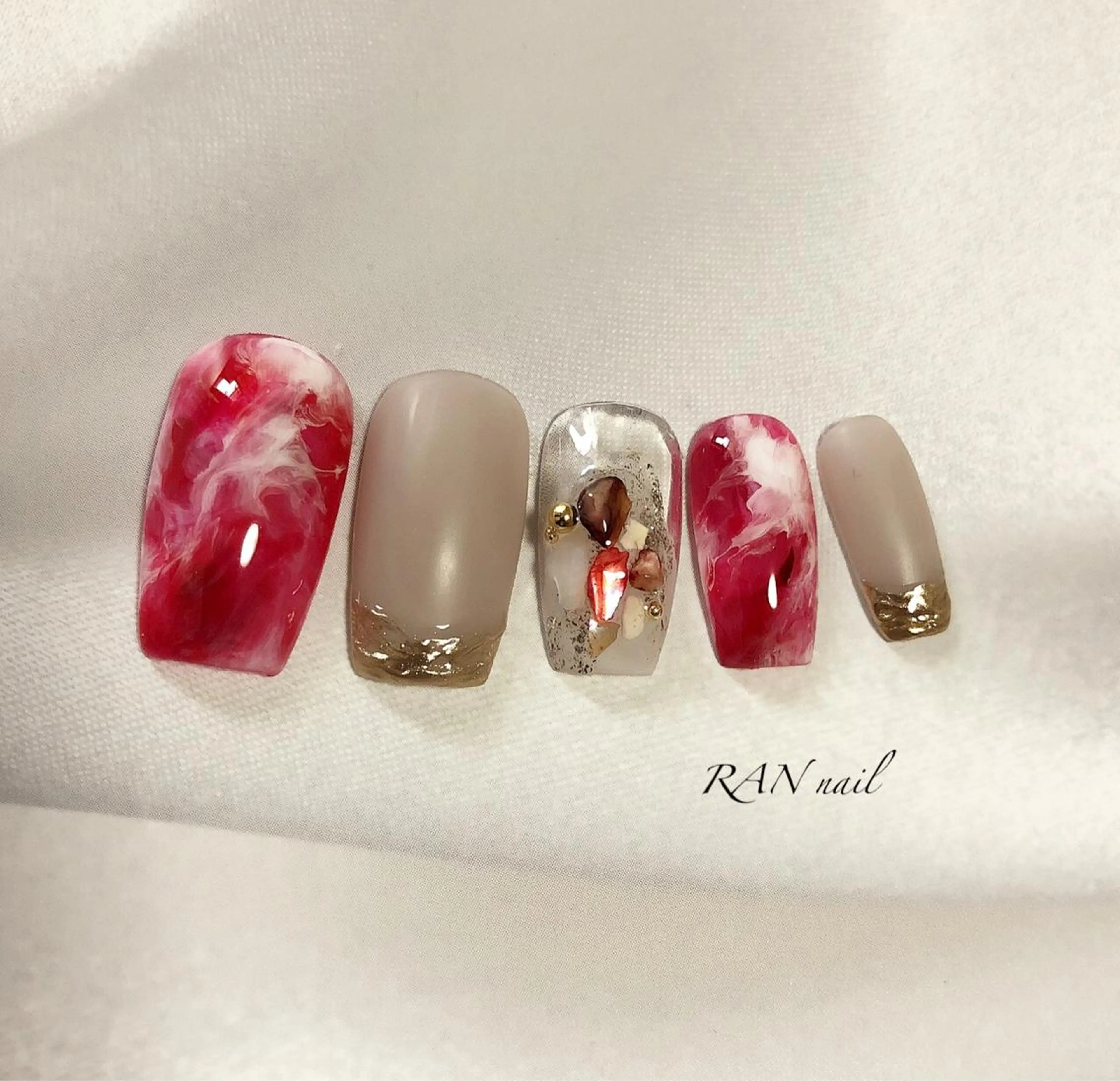 ネイル フットネイル キラキラネイル オフィスネイル 赤色 春ネイル ハンドネイル フットネイル RAN nail 〜ランネイル〜所属・RAN nailのネイルデザイン