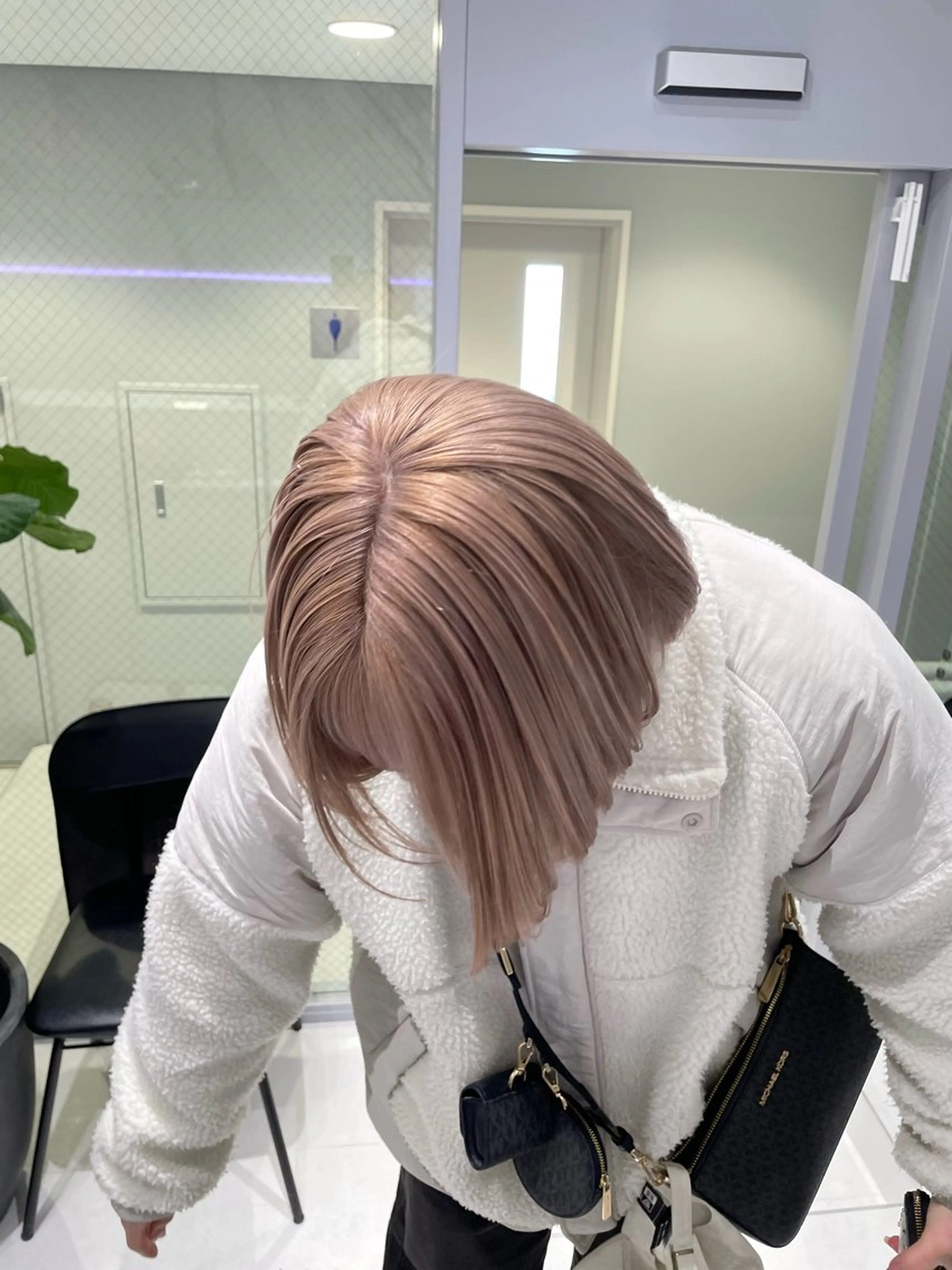 ショート カラー ベージュカラー ブリーチ ミルクティーベージュ 菜々🫧新宿 透明感ケアブリーチのヘアスタイル