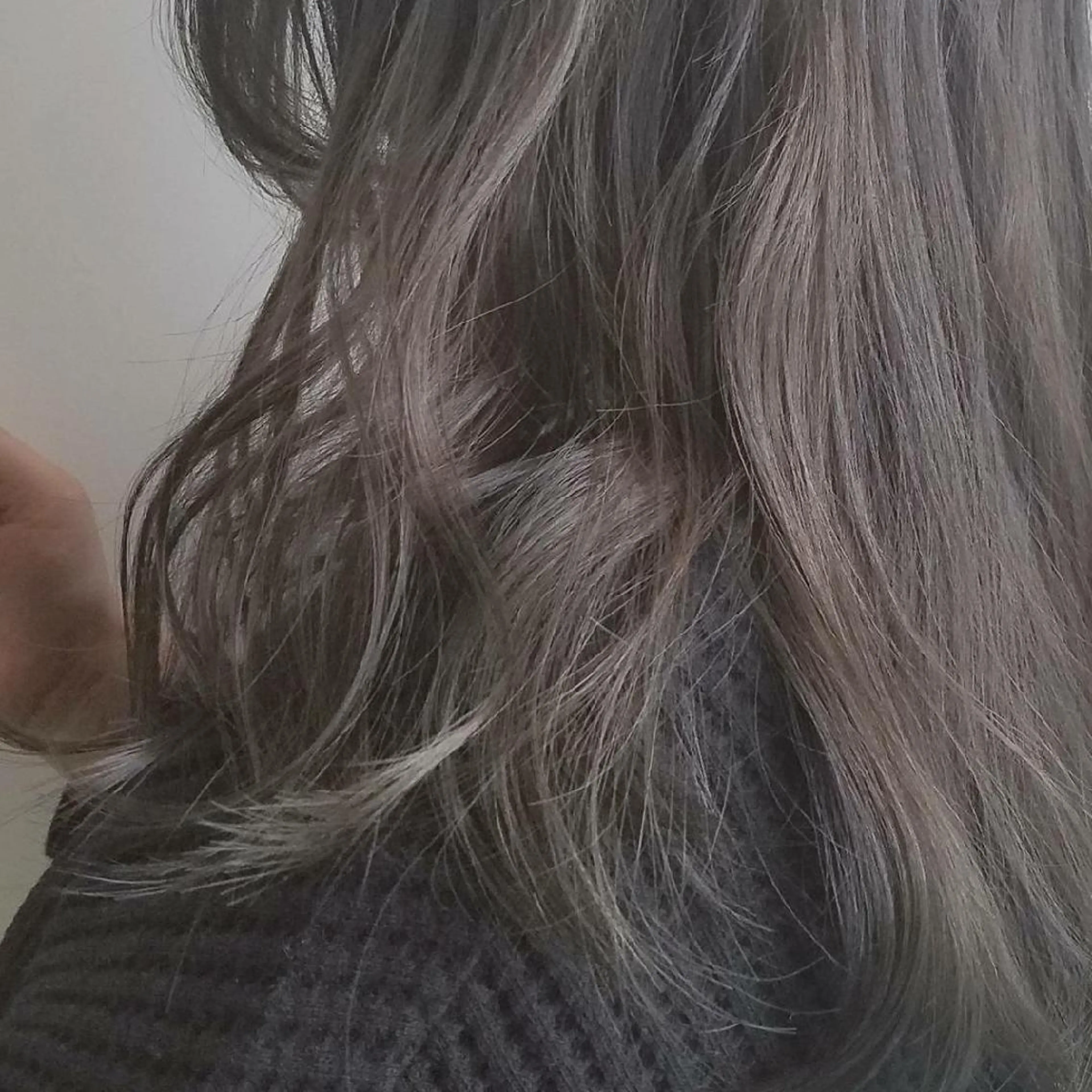 カラー グレージュ カーキグレージュ iplus まつげ、眉毛、耳つぼのマツエク・マツパデザイン