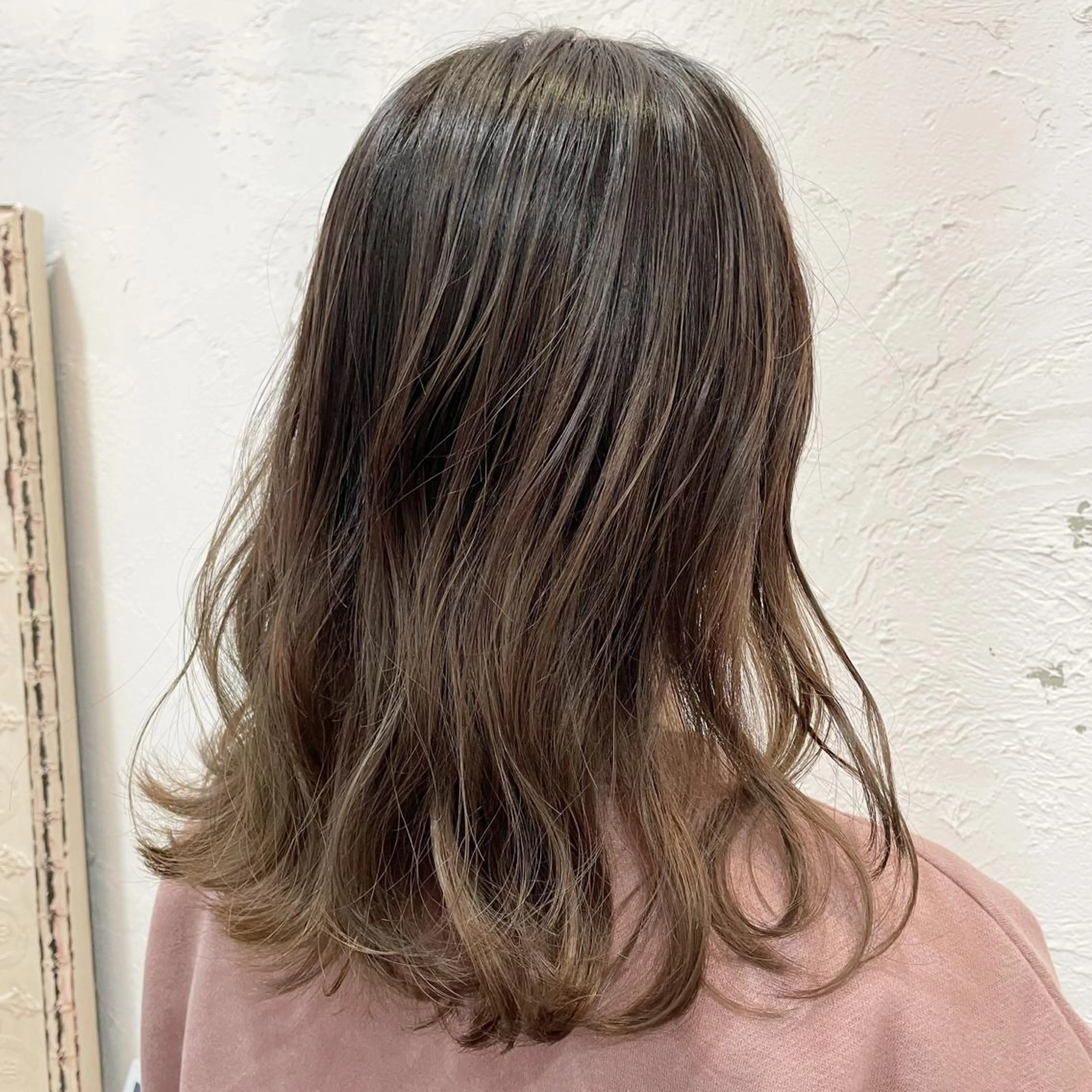 セミロング カラー バレイヤージュ レイヤーカット fio マナミのヘアスタイル