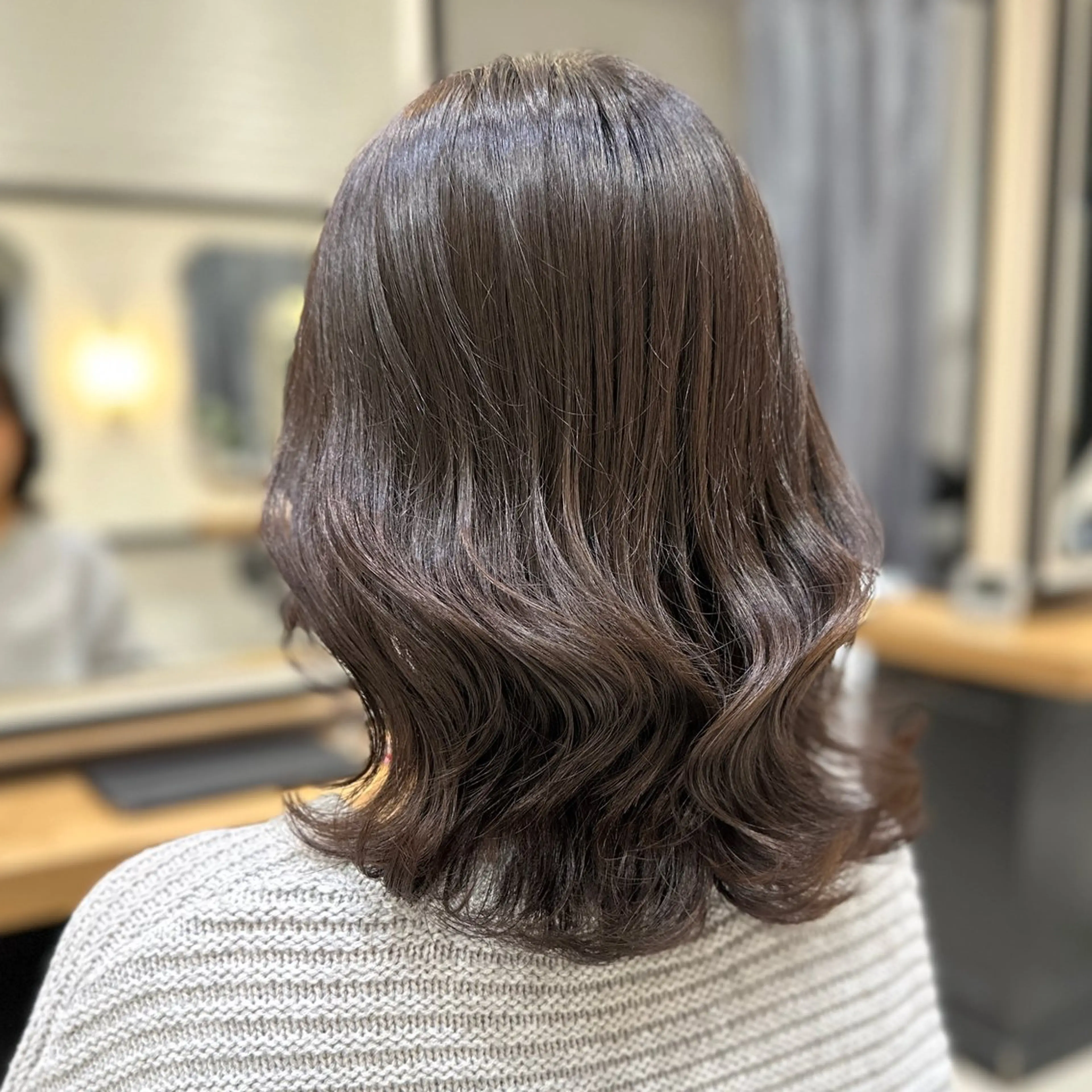 ミディアム カラー 透明感カラー グレージュ くびれヘア レイヤー/グレージュ メンズパーマのヘアスタイル