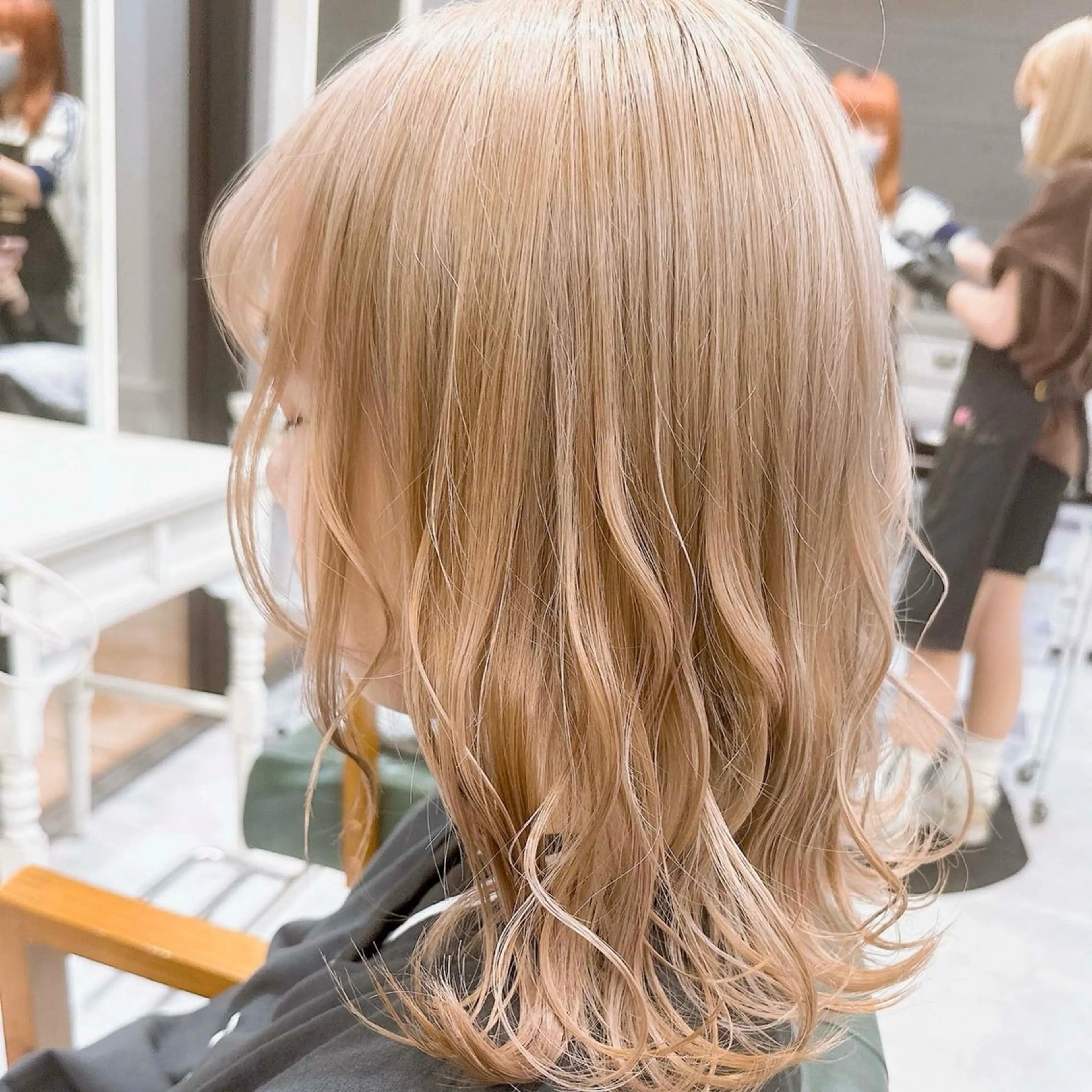 ミディアム カラー ベージュカラー ブリーチ デザインカラー ハイトーンカラー ホワイトベージュ ヘアカラー トリートメント ヘアセット DAYS Men’sのヘアスタイル