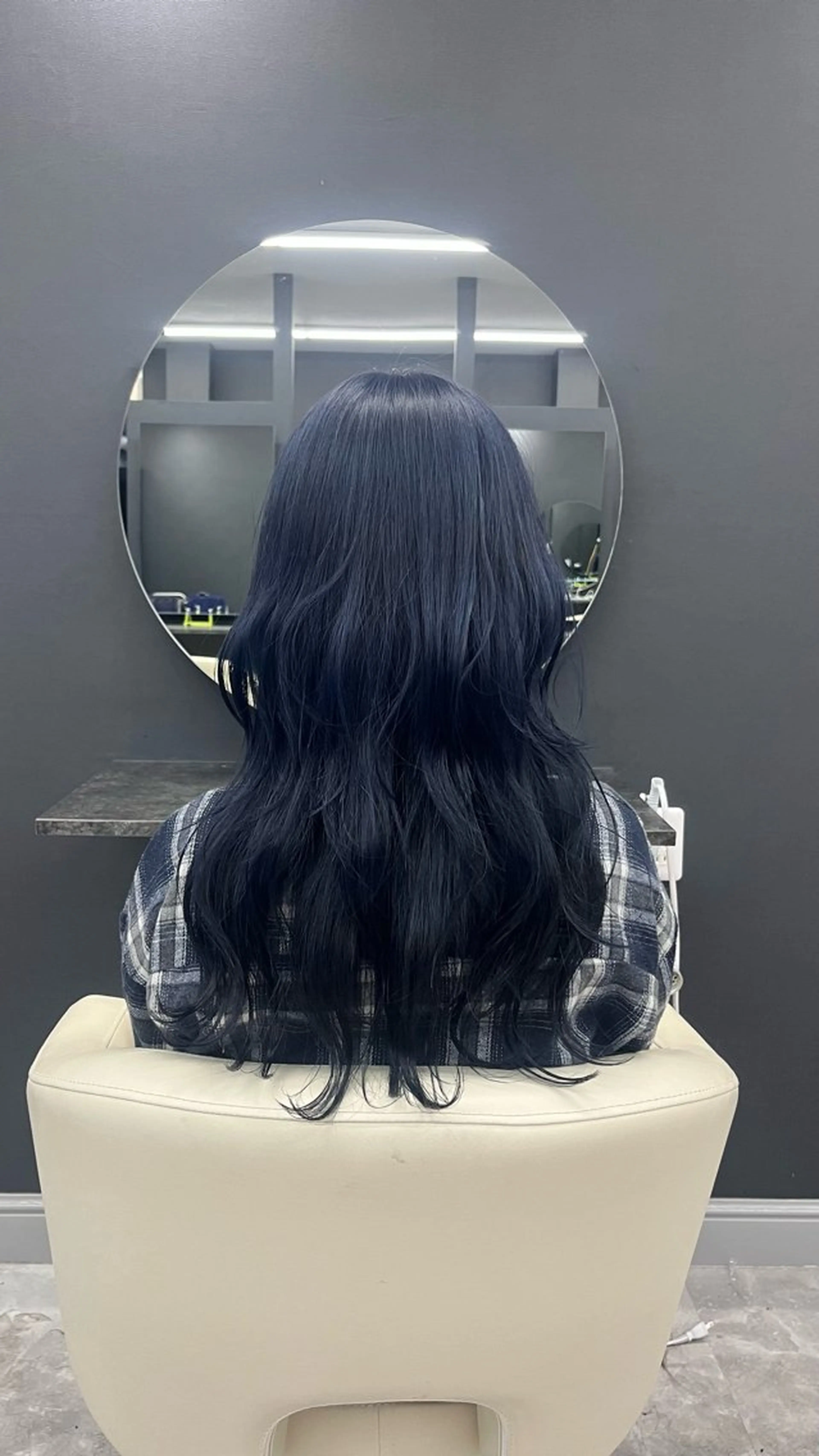 ロング カラー ブリーチ ブルーカラー ケアブリーチ ネイビーカラー レイヤーカット ヘアカラー トリートメント white.梅田所属・White梅田  ／ COCOのヘアスタイル