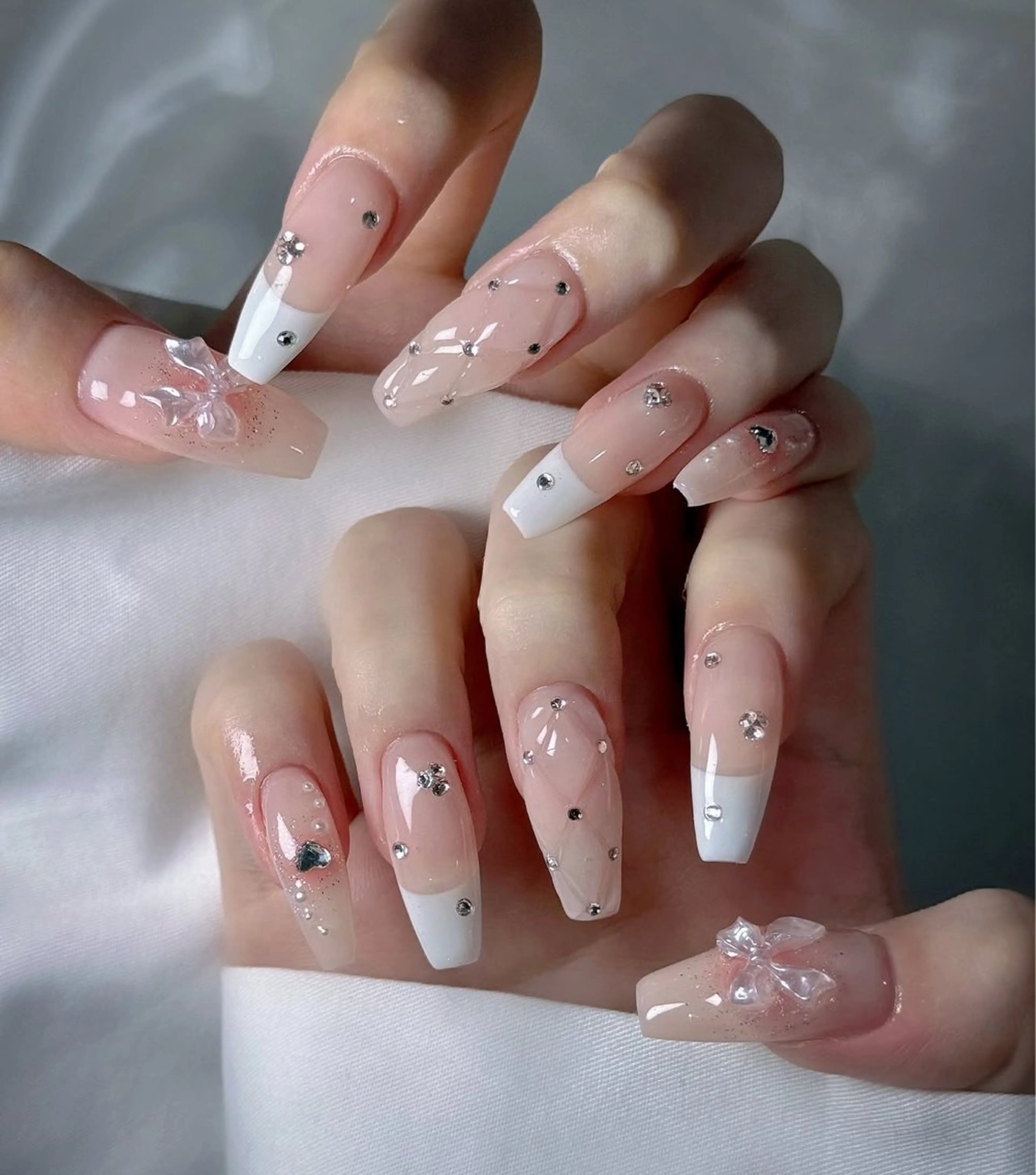 ネイル フラッシュネイル フレンチネイル グラデーション キラキラネイル 韓国ネイル ハンドネイル Lina nail所属・Lunaa 池袋のネイルデザイン