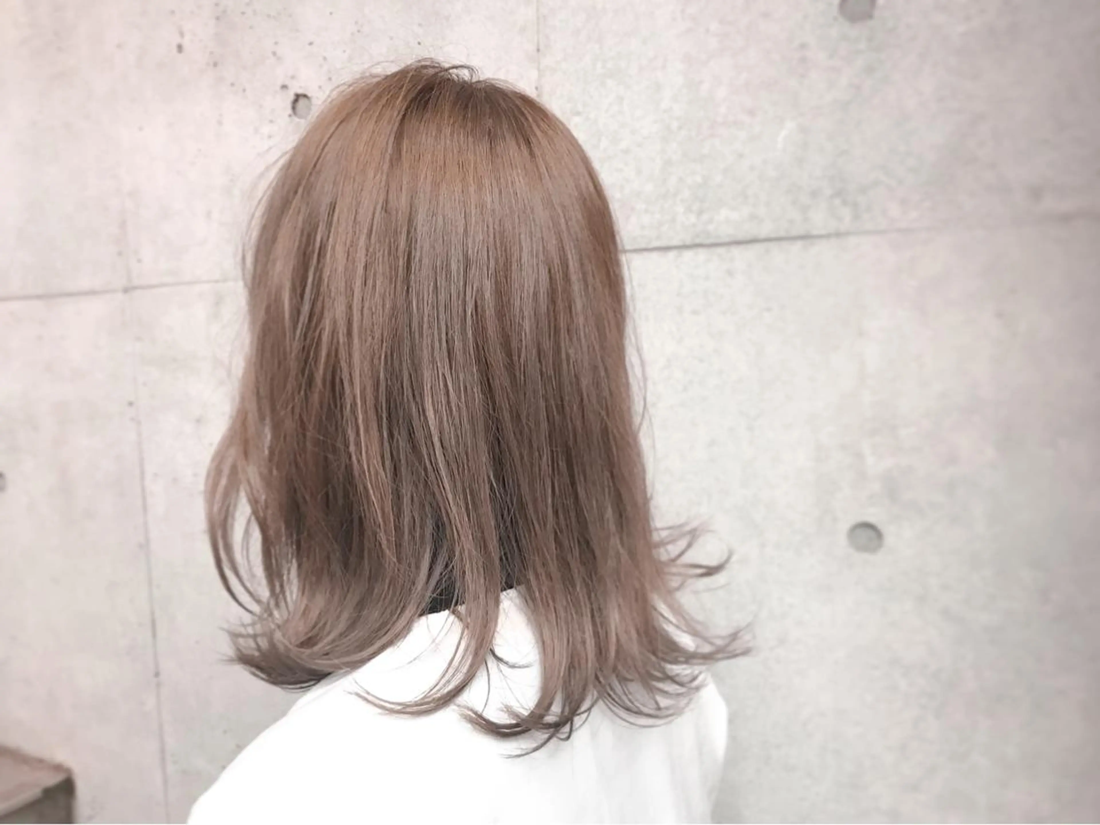 ミディアム カラー アッシュ ブリーチ 透明感カラー ハイトーンカラー ラベンダーカラー EMANOA所属・前田 敬太のヘアスタイル