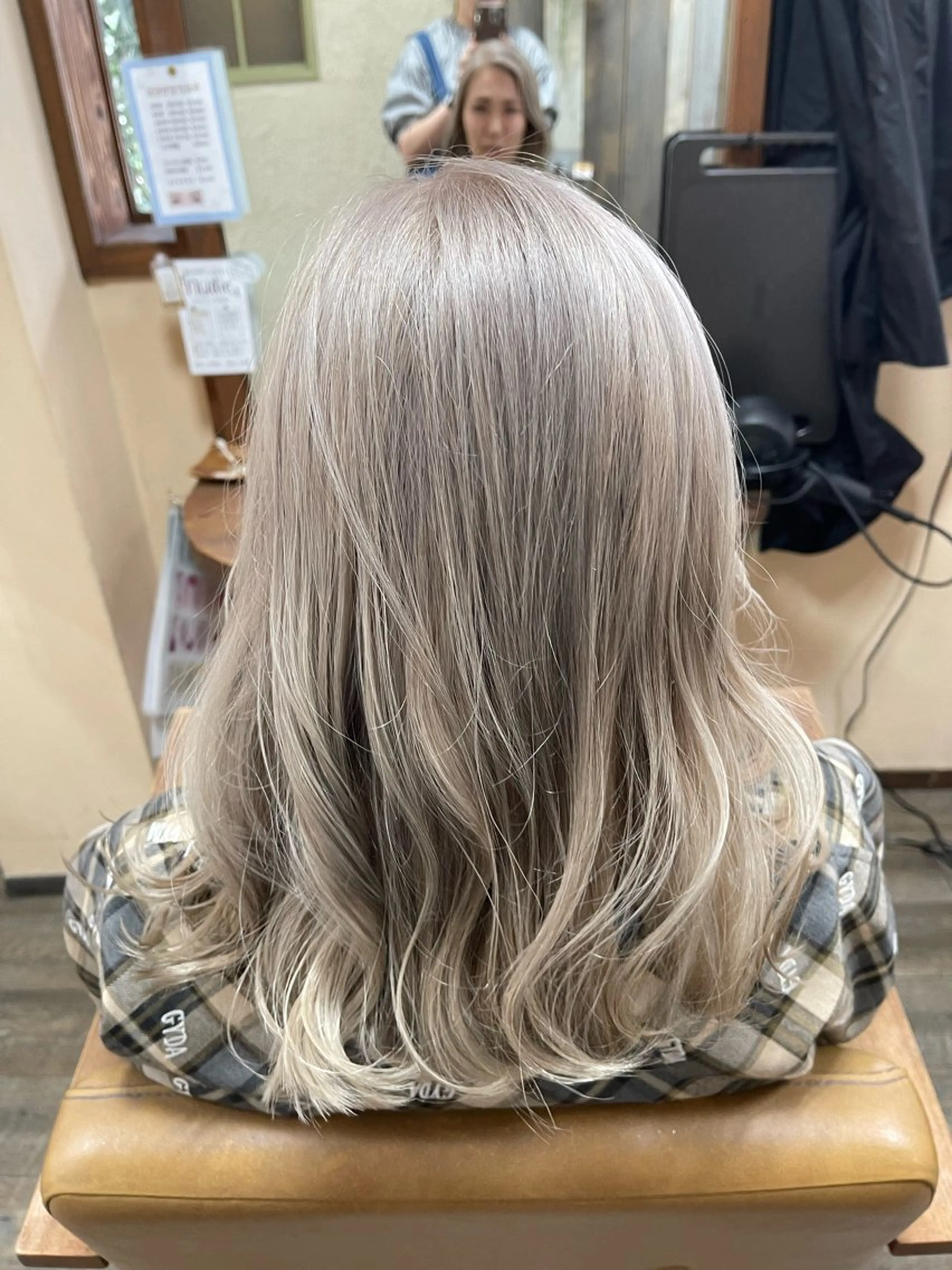 セミロング カラー ベージュカラー ブリーチ ホワイトベージュ 磧本 祐里恵のヘアスタイル