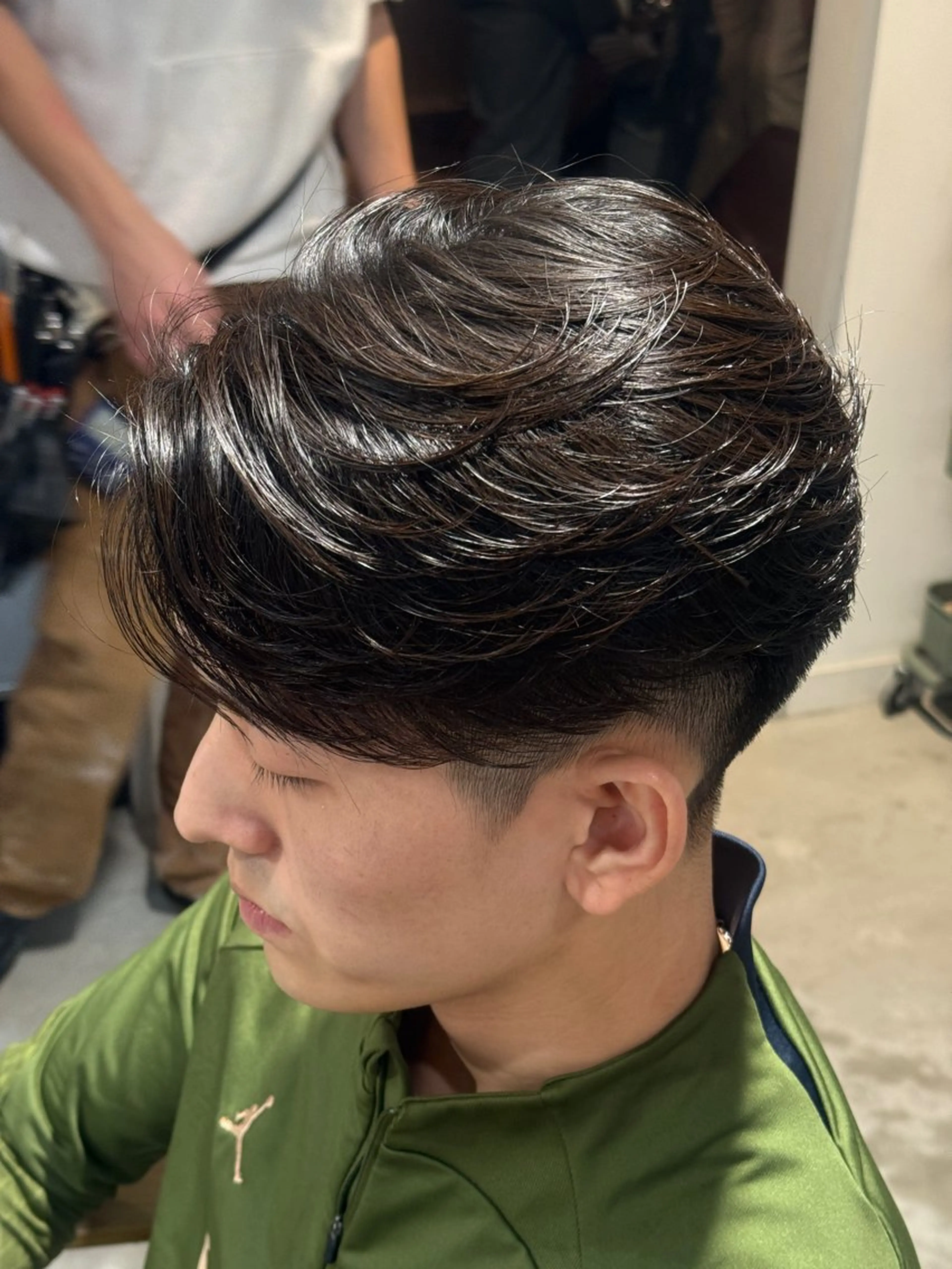 ショート パーマ メンズ センターパート フェザーパーマ メンズ韓国風 メンズパーマ 韓国風ヘア カット パーマ メンズカットパーマ ✂️ JOYAのヘアスタイル