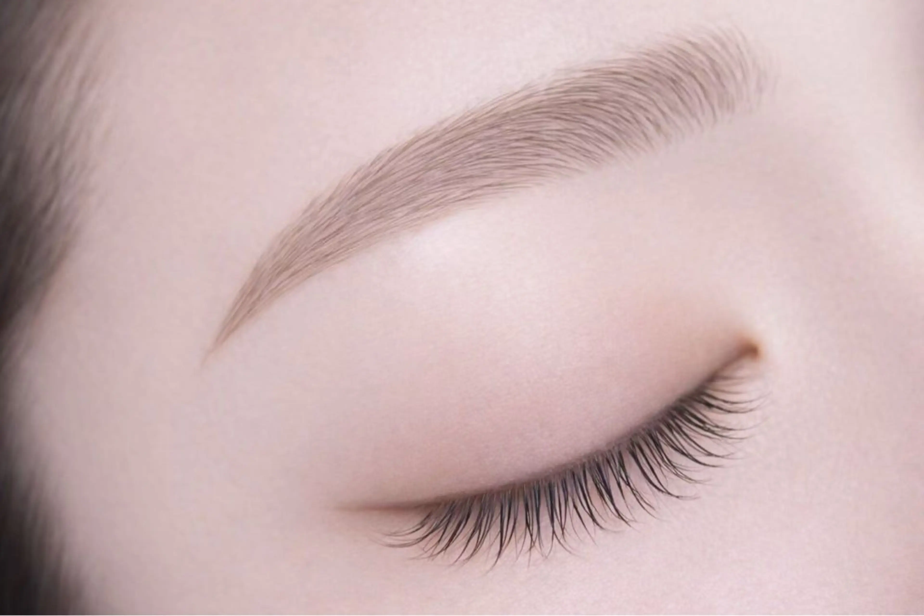 【写真モデル】眉スタイリング(wax +冷却+メイク仕上げ）の写真